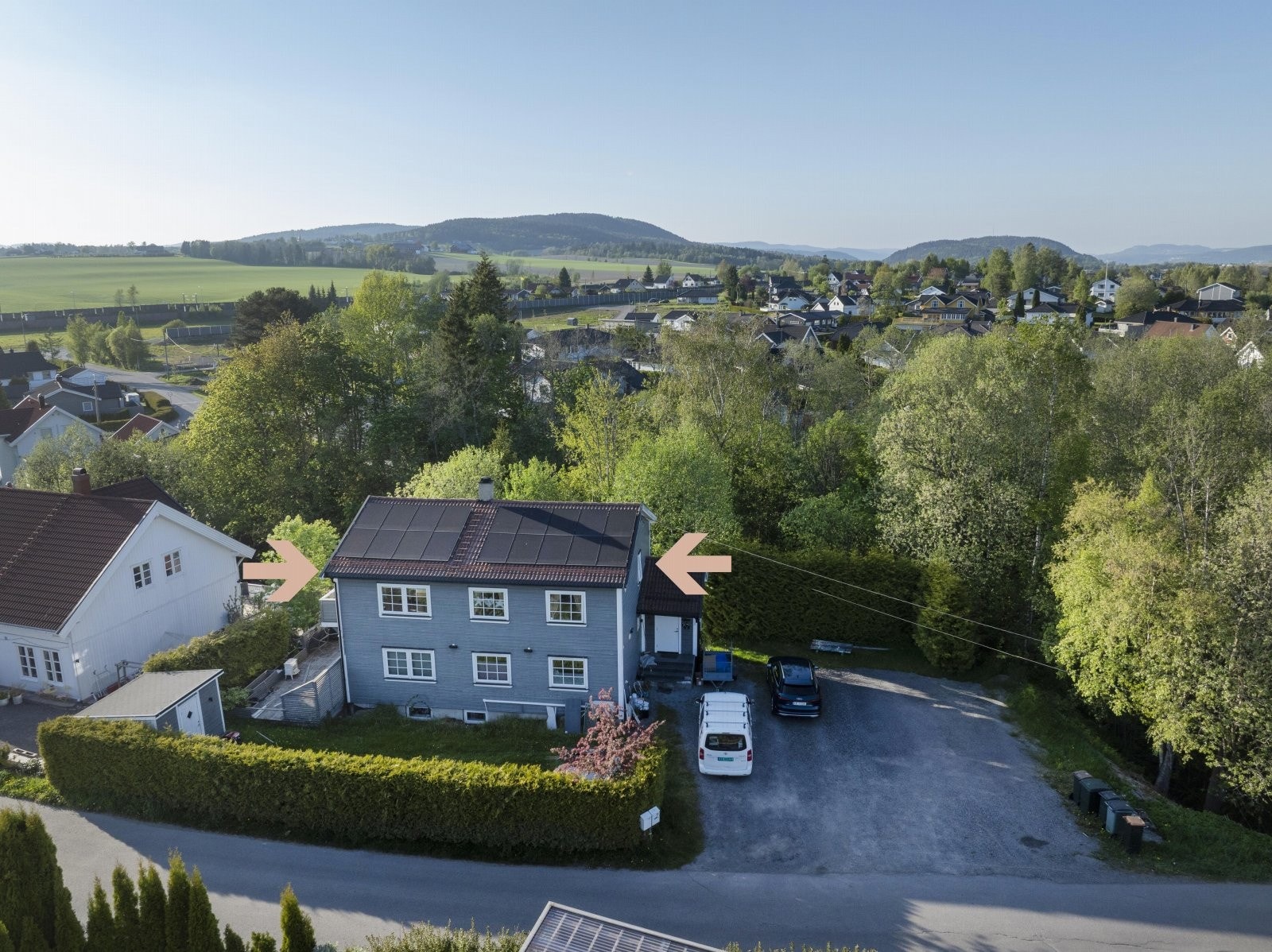 Det er god plass til flere biler på gårdsplassen som man deler med naboen i 1. etasje. Galleribilde