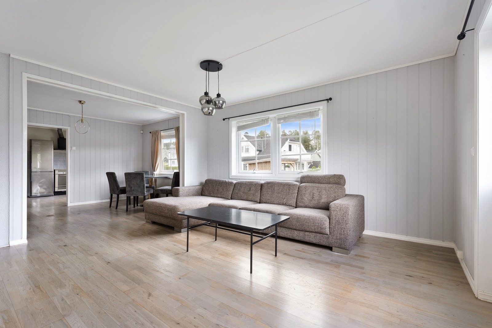 Stuen fremstår som lys og luftig med generøs takhøyde og store vindusflater. Galleribilde