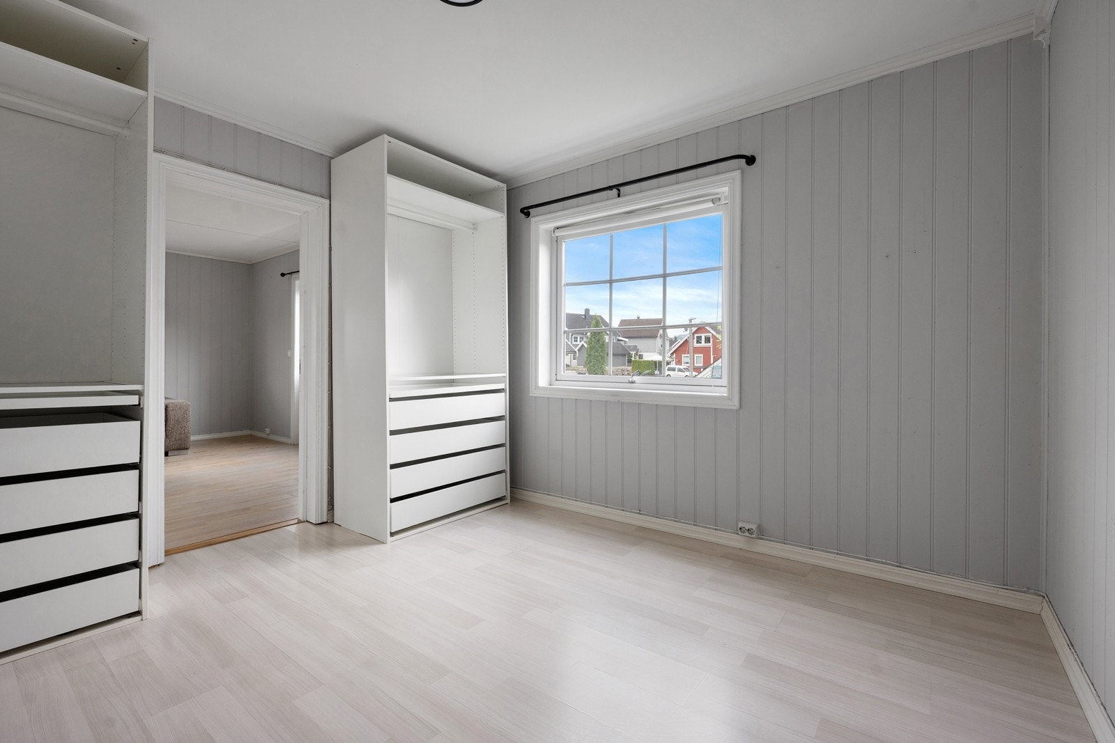 Hovedsoverommet er romslig med god plass til dobbeltseng og klesoppbevaring i garderoben. Galleribilde