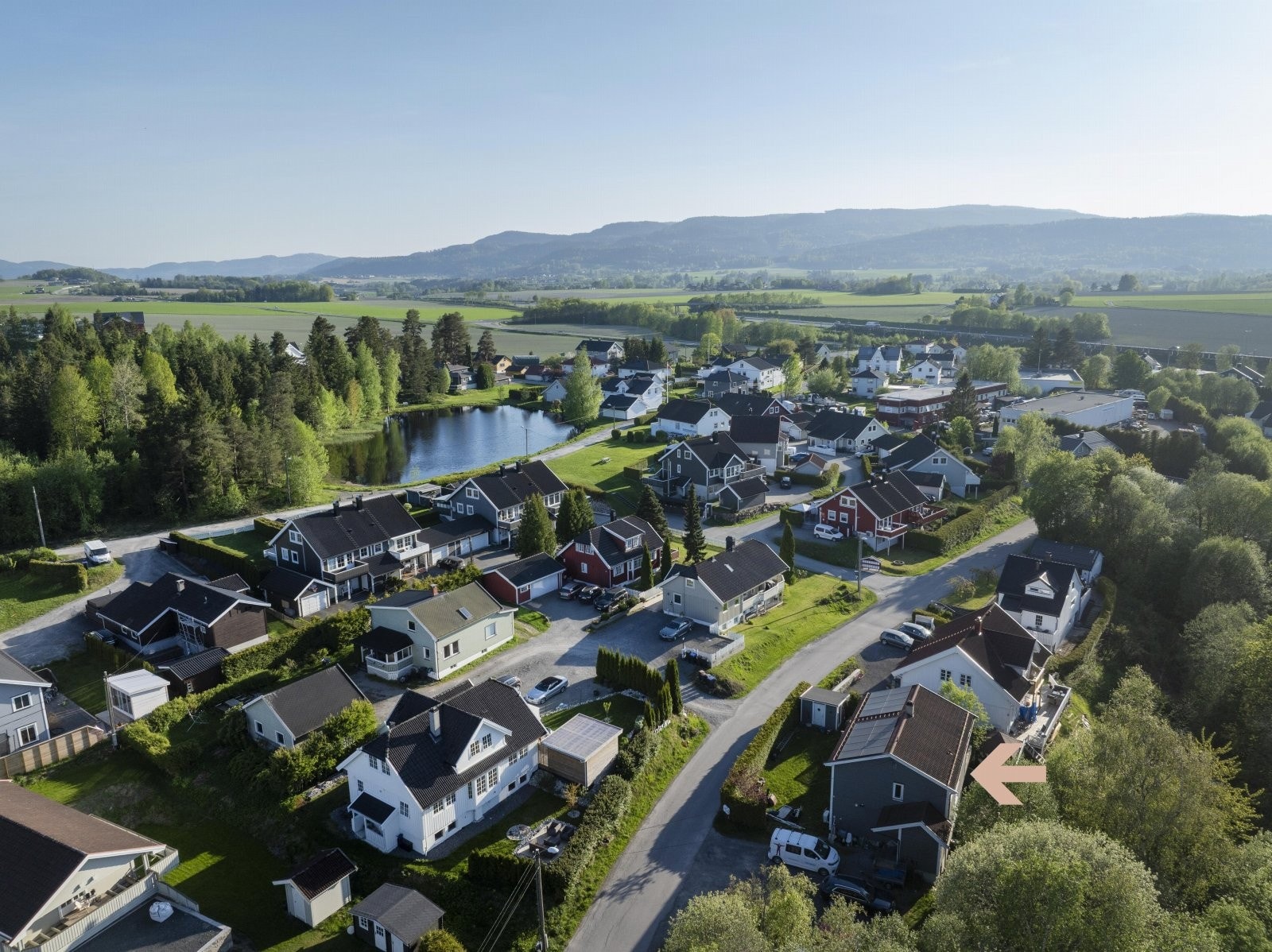 Her bor du tilbaketrukket fra det myldrende bylivet, samtidig er det kort vei til Drammen og Sande sentrum. Galleribilde