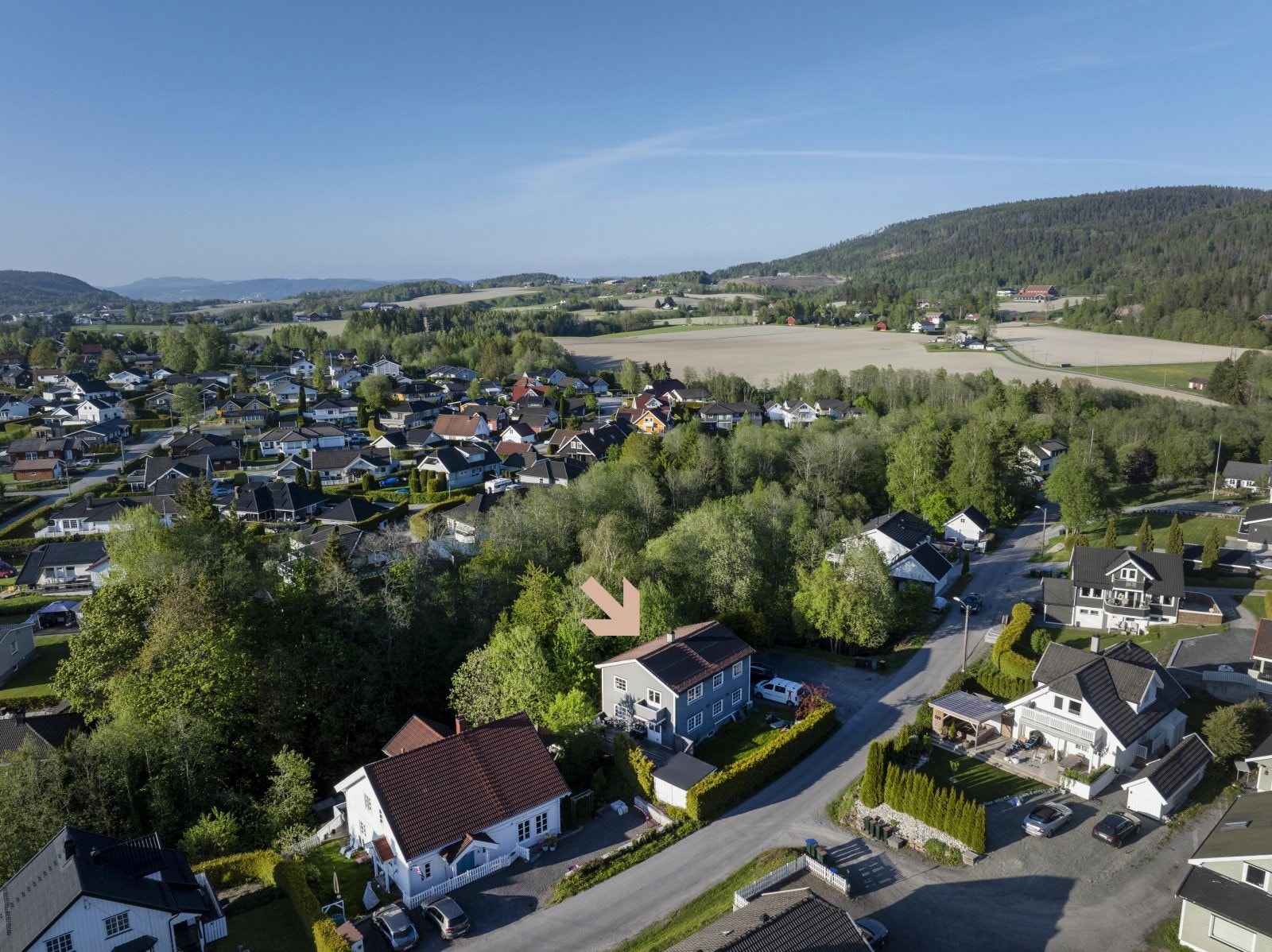 Eiendommen ligger i et rolig og barnevennlig nabolag, omringet av flotte grøntområder. Galleribilde