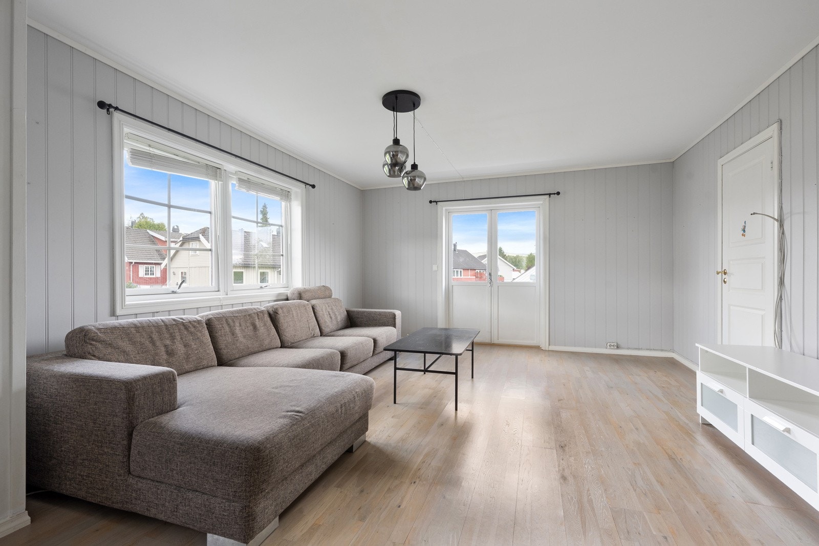 Her er det god plass til sofakrok og tv-møblement. Galleribilde