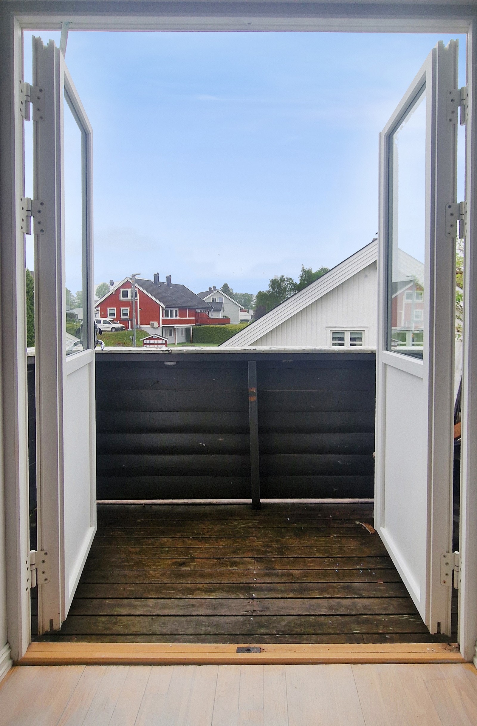 Fra stuen er det utgang til en vestvendt balkong med ettermiddags- og kveldssol. Galleribilde