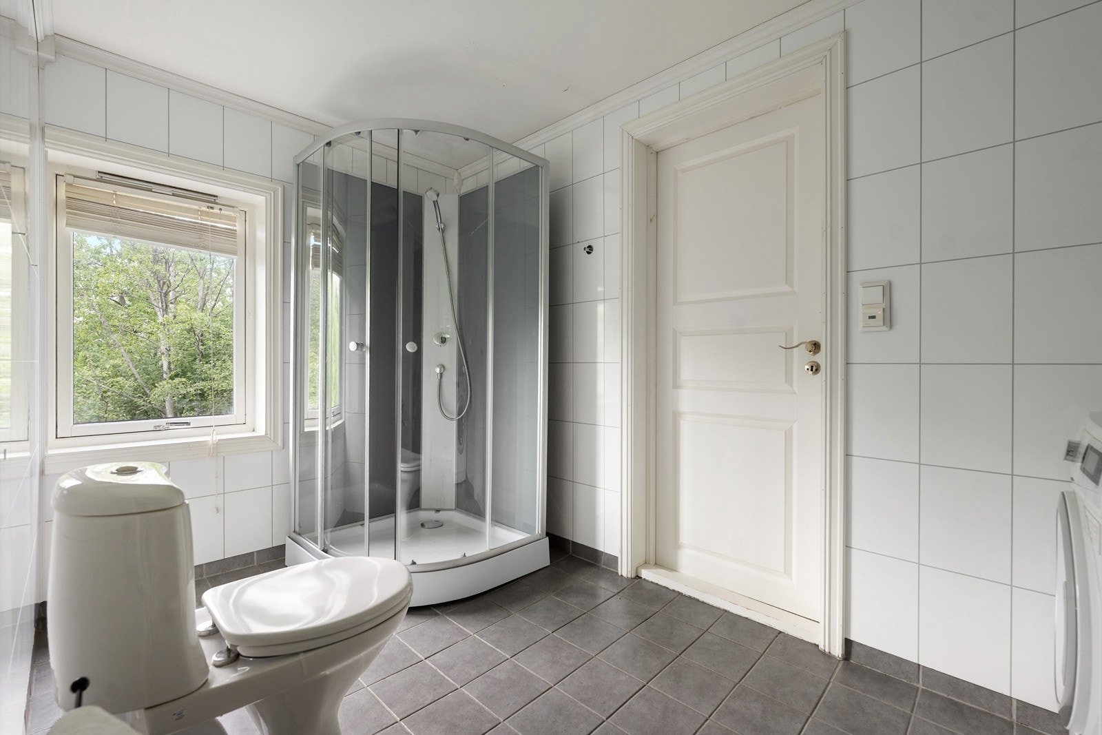 Badet er helfliset og utstyrt med varmekabler i gulvet. Galleribilde