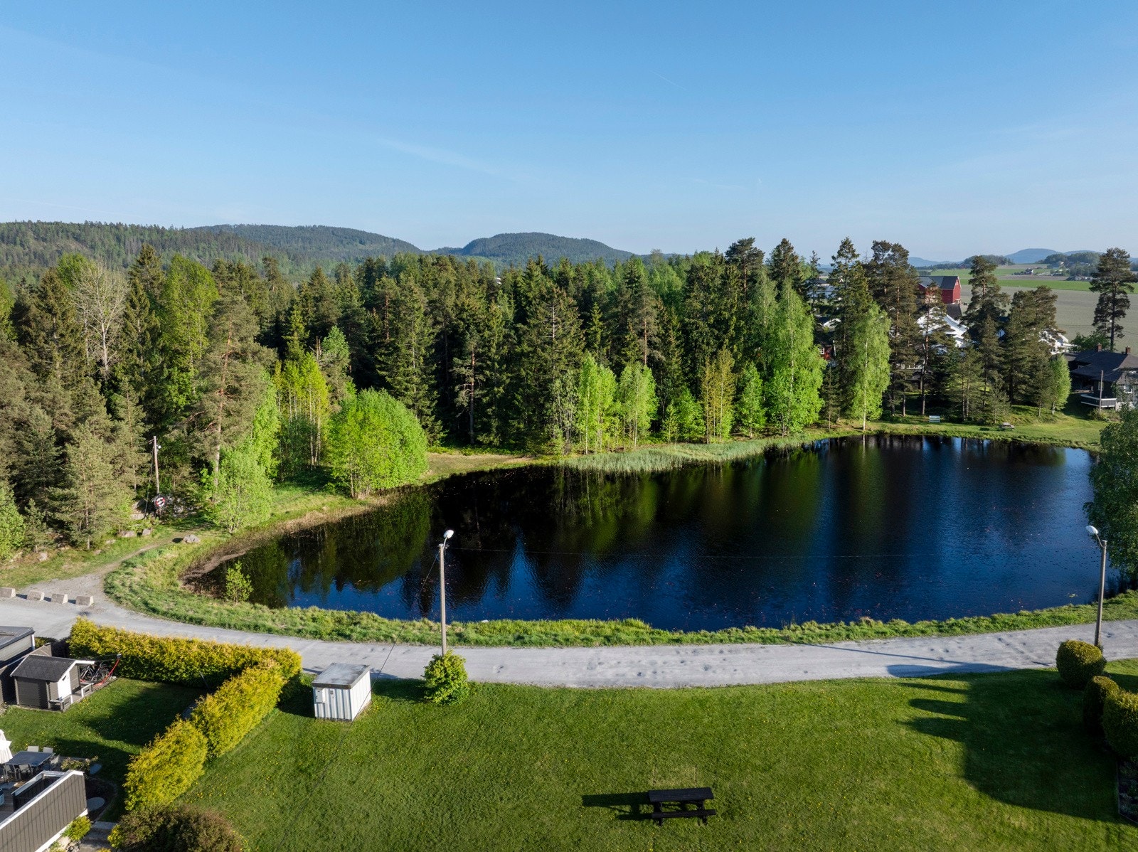 Tuftdammen er en liten andedam, rett i nærheten av boligen. Det er et populært sted, spesielt om sommeren, for barnefamilier som kommer hit for å mate de mange endene som har dette som tilholdssted. Galleribilde