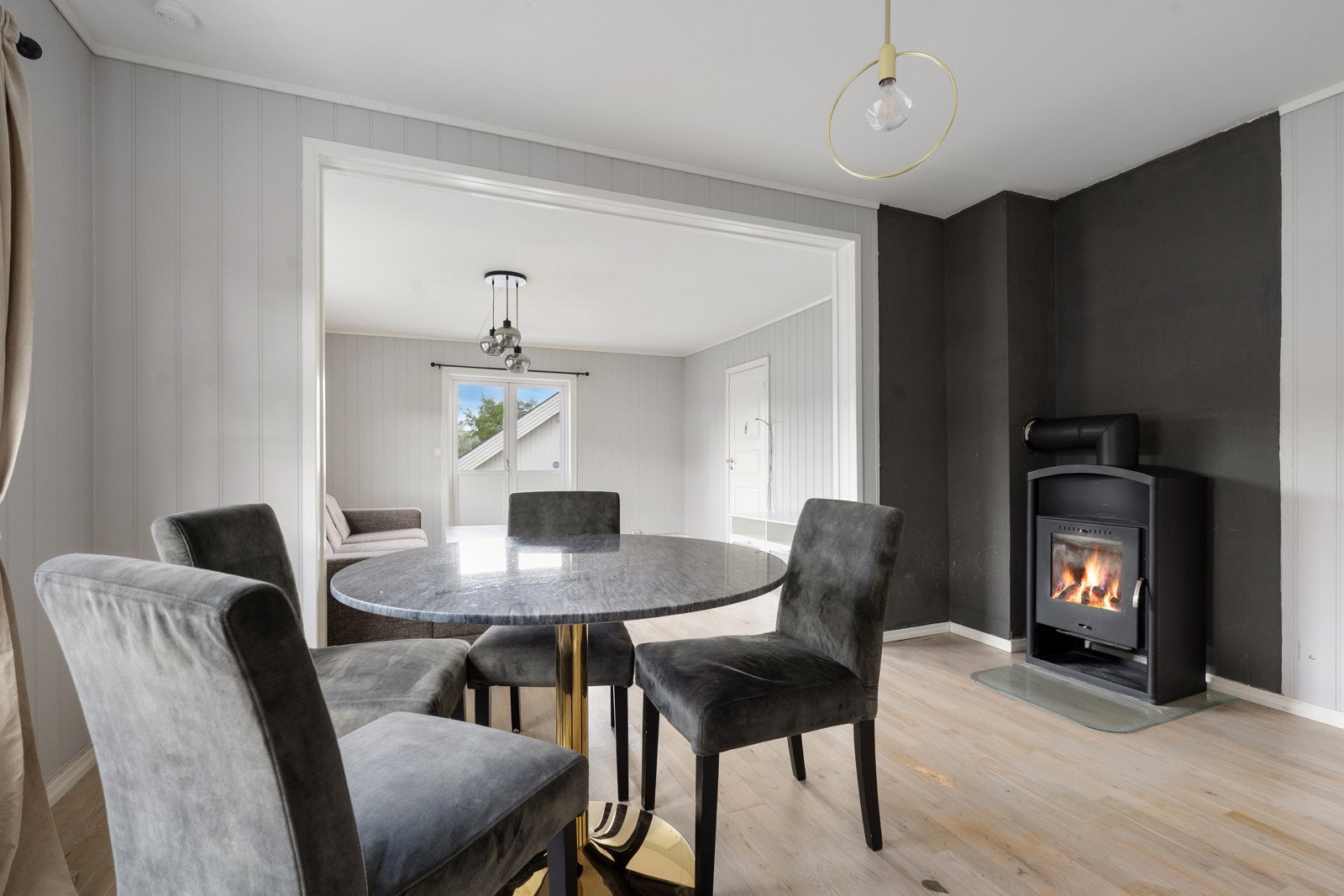 Stue/spisestue med frittstående vedovn. Galleribilde