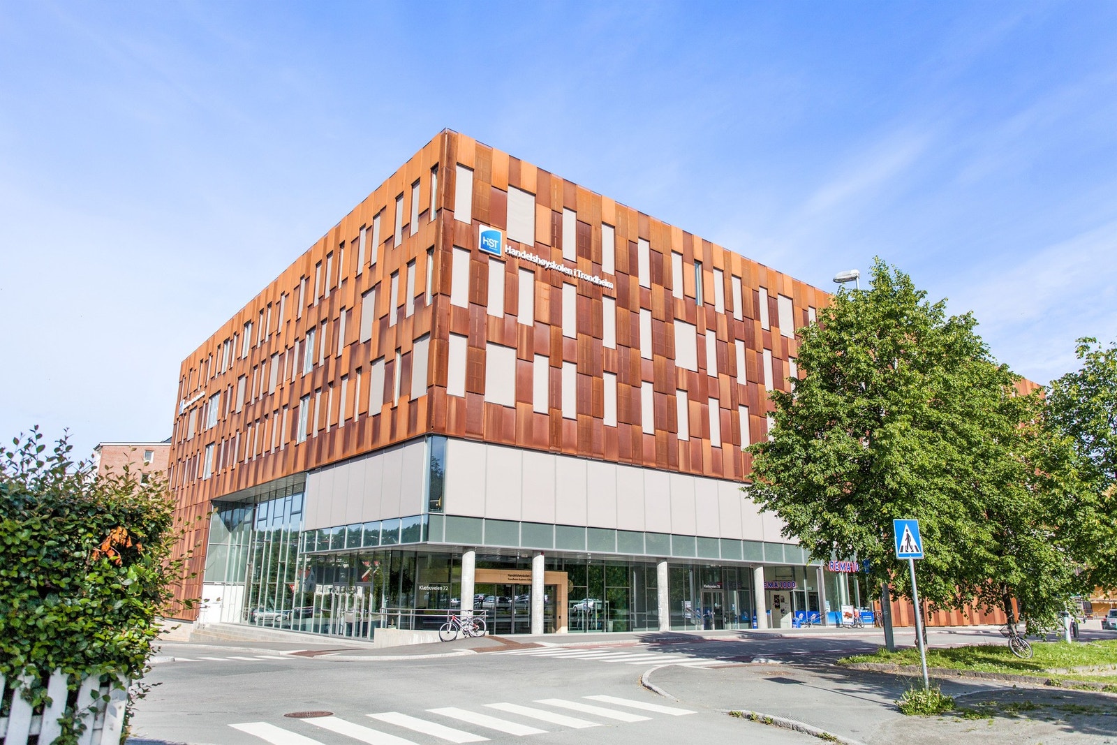 Handelshøyskolen ligger ca. 200 meter bort i gata. Galleribilde