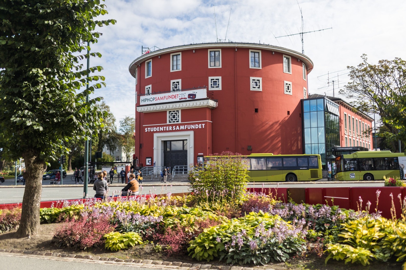 Samfundet ligger rett borti gata, og man har også dagligvarebutikk rett i nærheten. Galleribilde