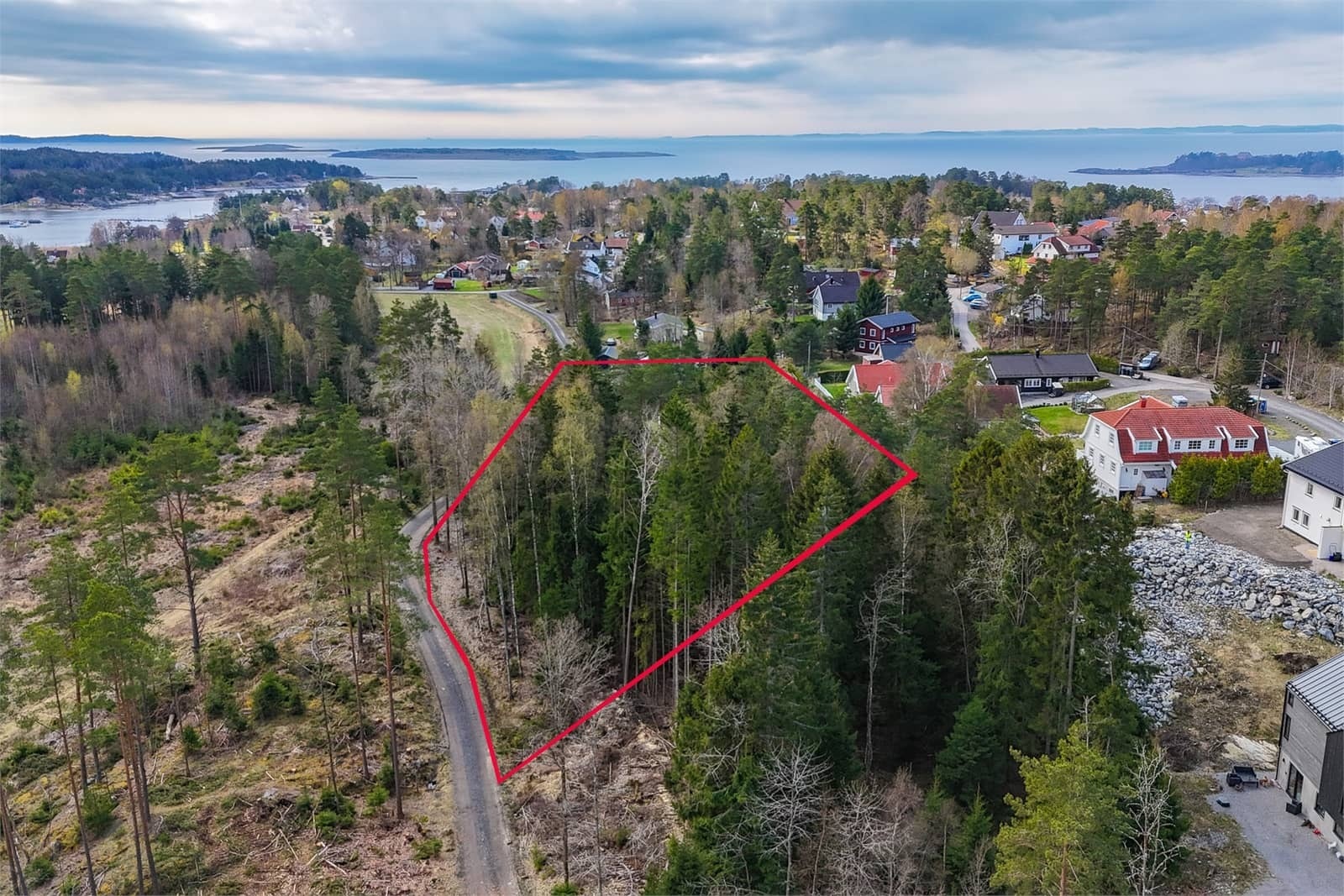 Stor, solrik naturtomt på hele 2 742 kvm. Galleribilde