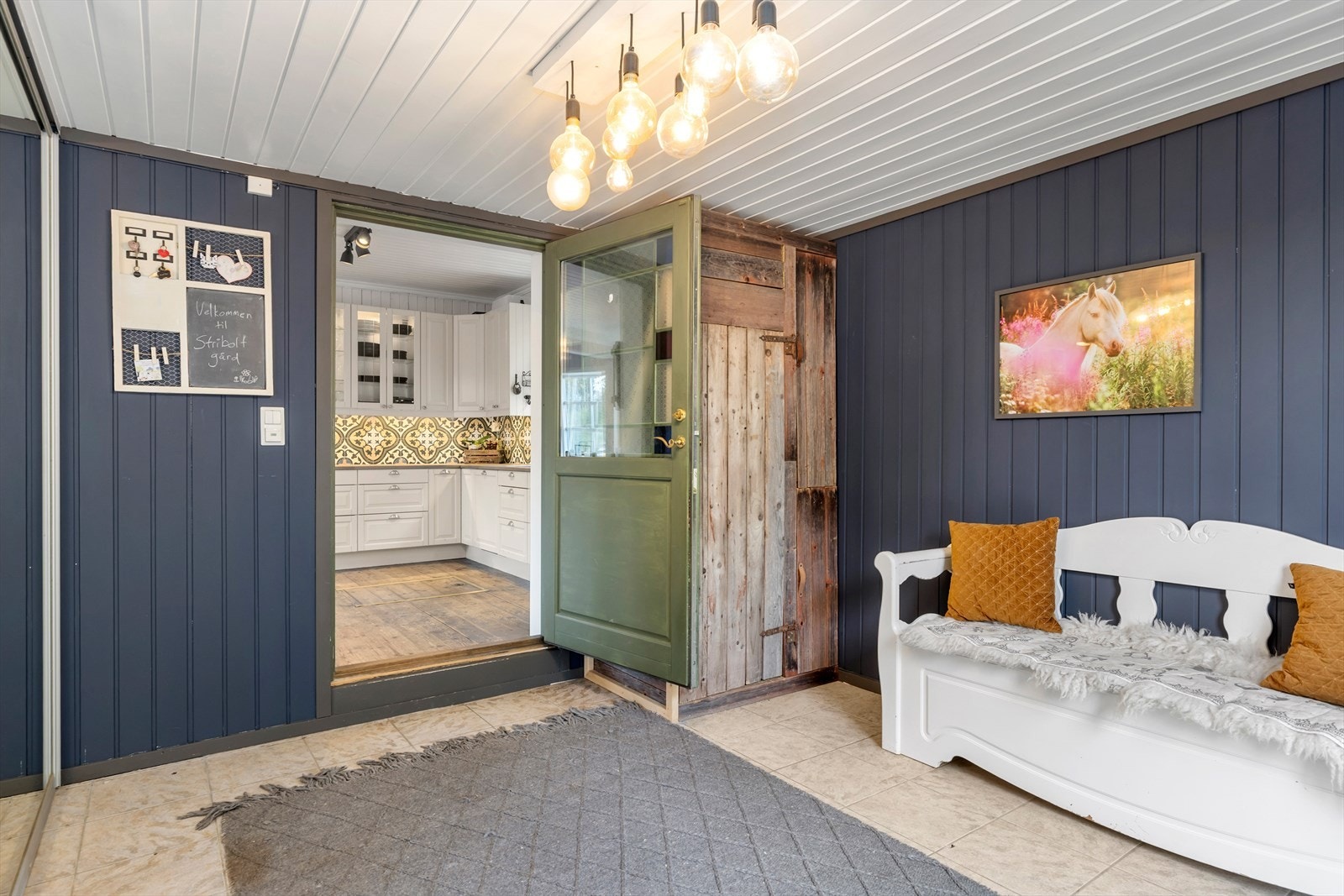 Når du kommer inn i boligen, er det første du møter en trivelig entré. Galleribilde