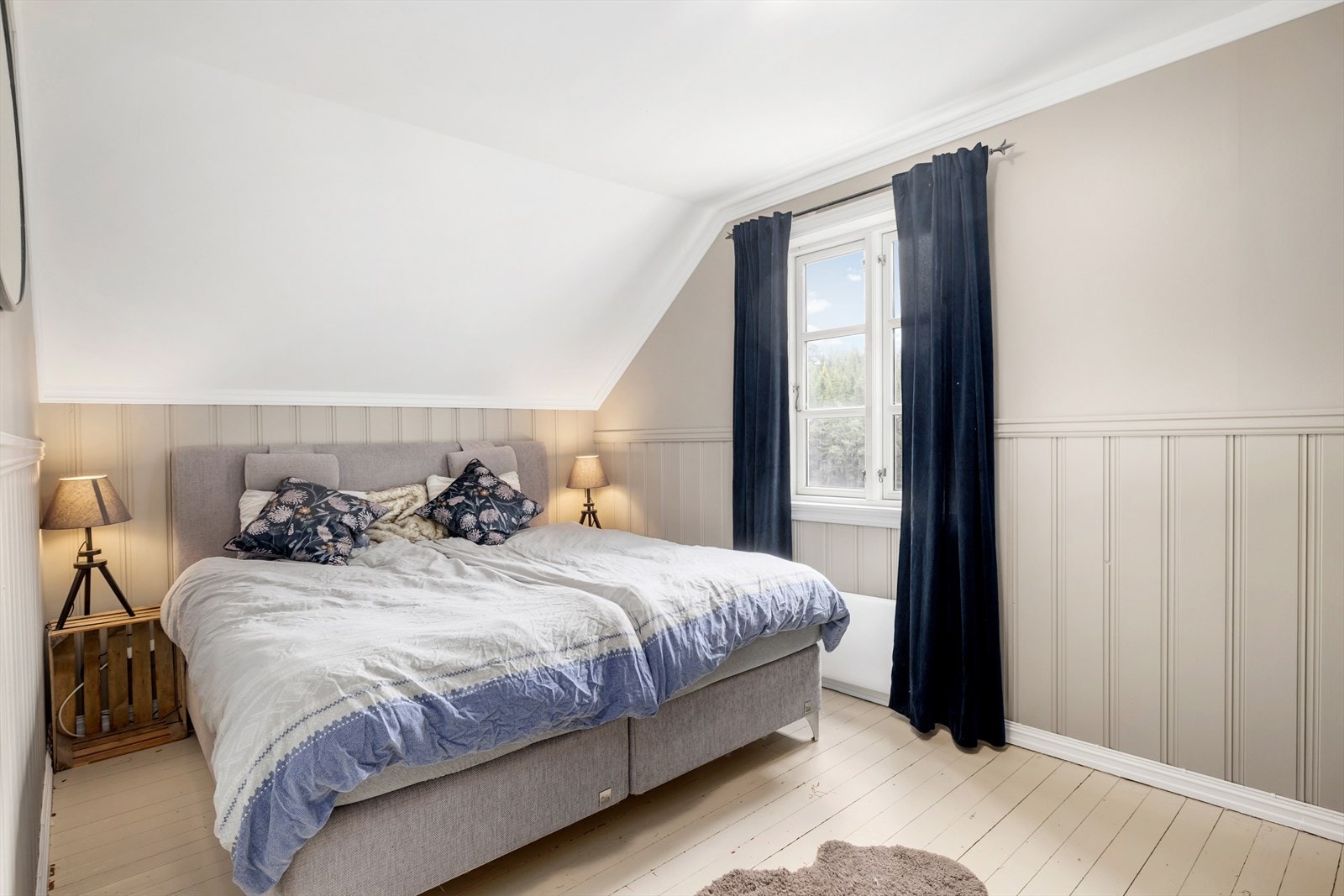 Hovedsoverommet er svært romslig med god plass til dobbeltseng, nattbord på hver side og øvrig møblement. Galleribilde