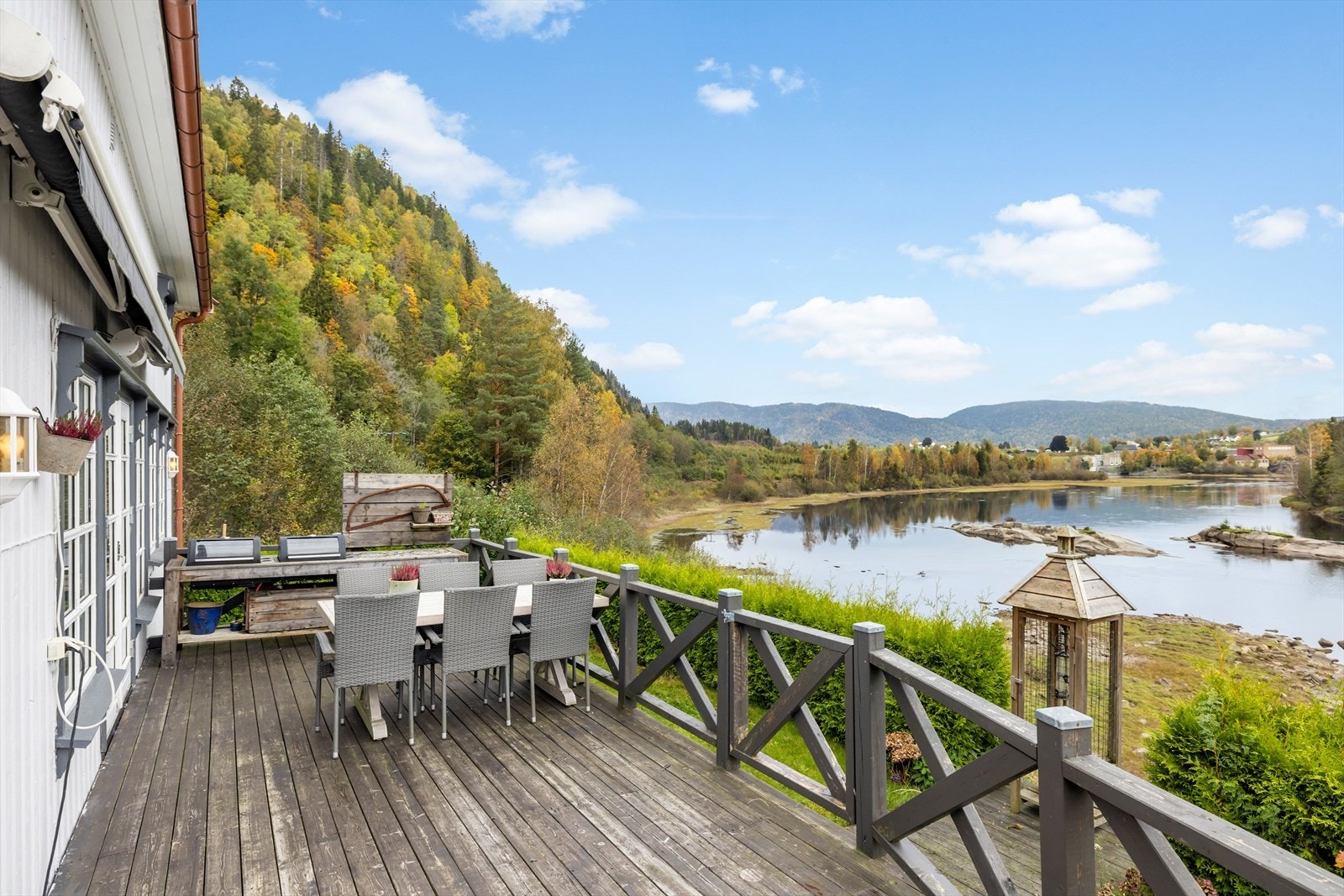Her er det også utgang til verandaen som strekker seg rundt boligen som nylig ble oppusset de siste årene. Galleribilde