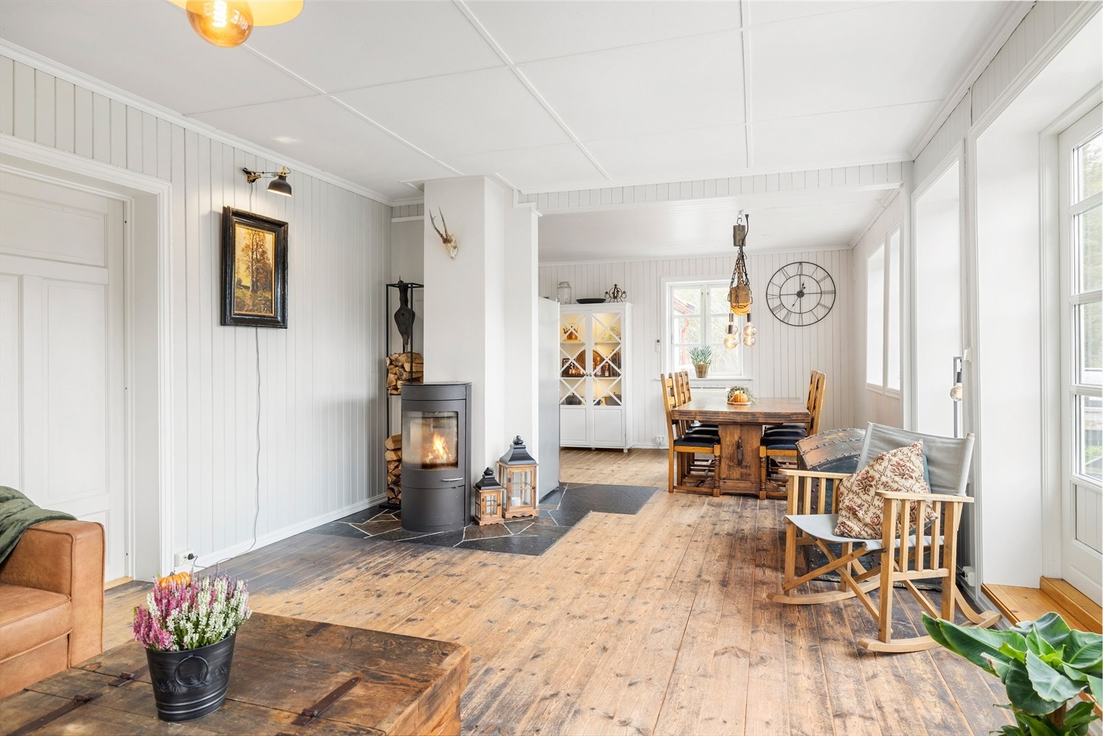 I tillegg finner du en koselig peis, som bidrar til varme og hygge på kalde høst- og vinterdager. Galleribilde