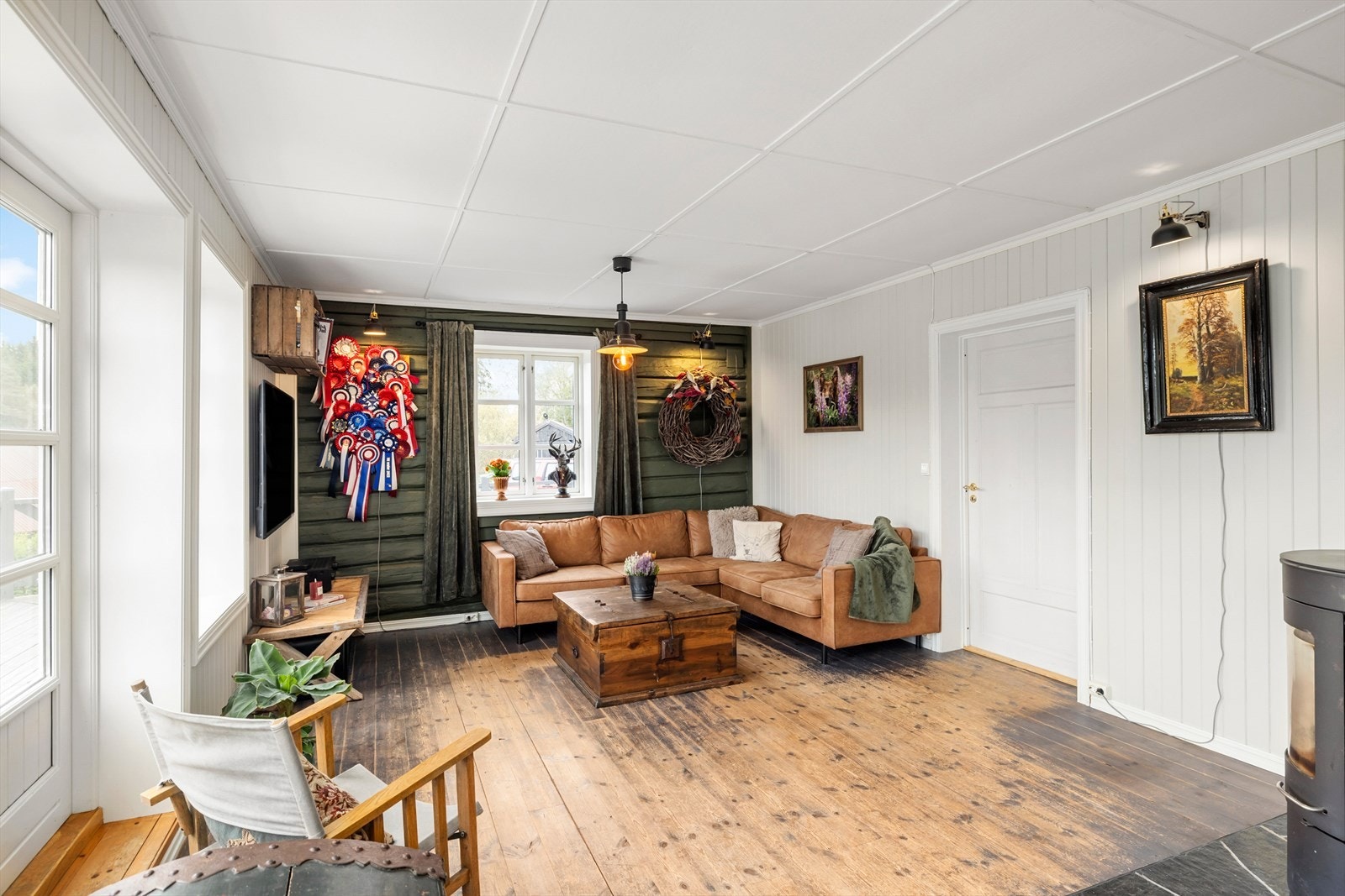 Stuen er lys og romslig i et tidsriktig fargevalg. Galleribilde