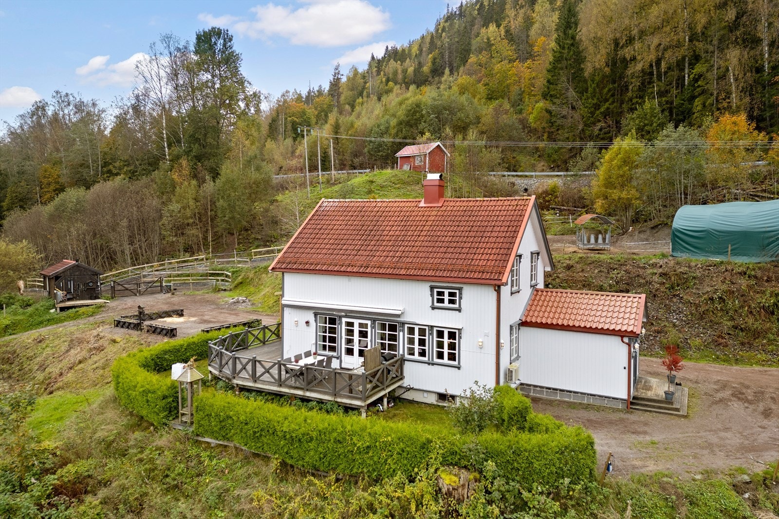 Her har du mange fine soner om du ønsker å slappe av på terrassen eller holde på rundt eiendommen. Galleribilde