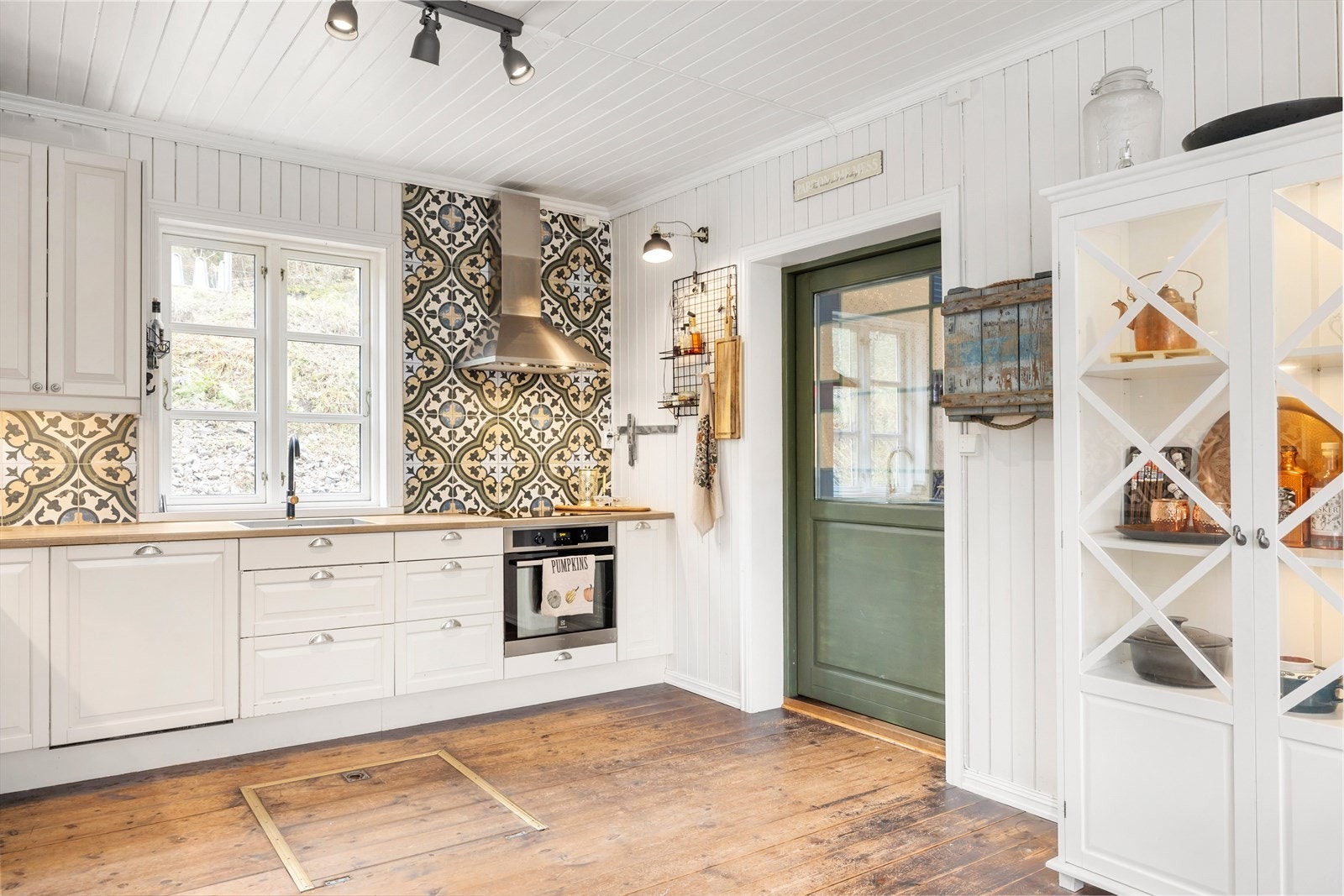 Videre fra kjøkkenet er det adkomst til gangen/entréen. Galleribilde