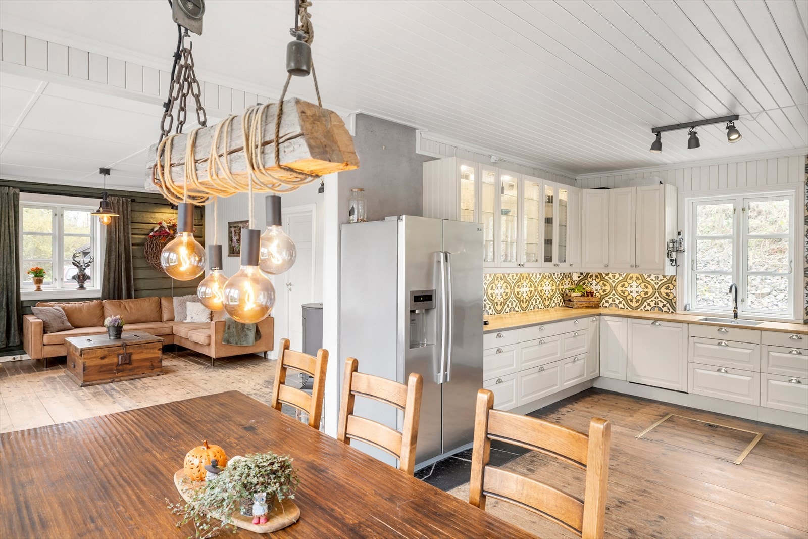 kjøkkenet har en delvis åpning mot stien som er perfekt for sosiale lag. Galleribilde