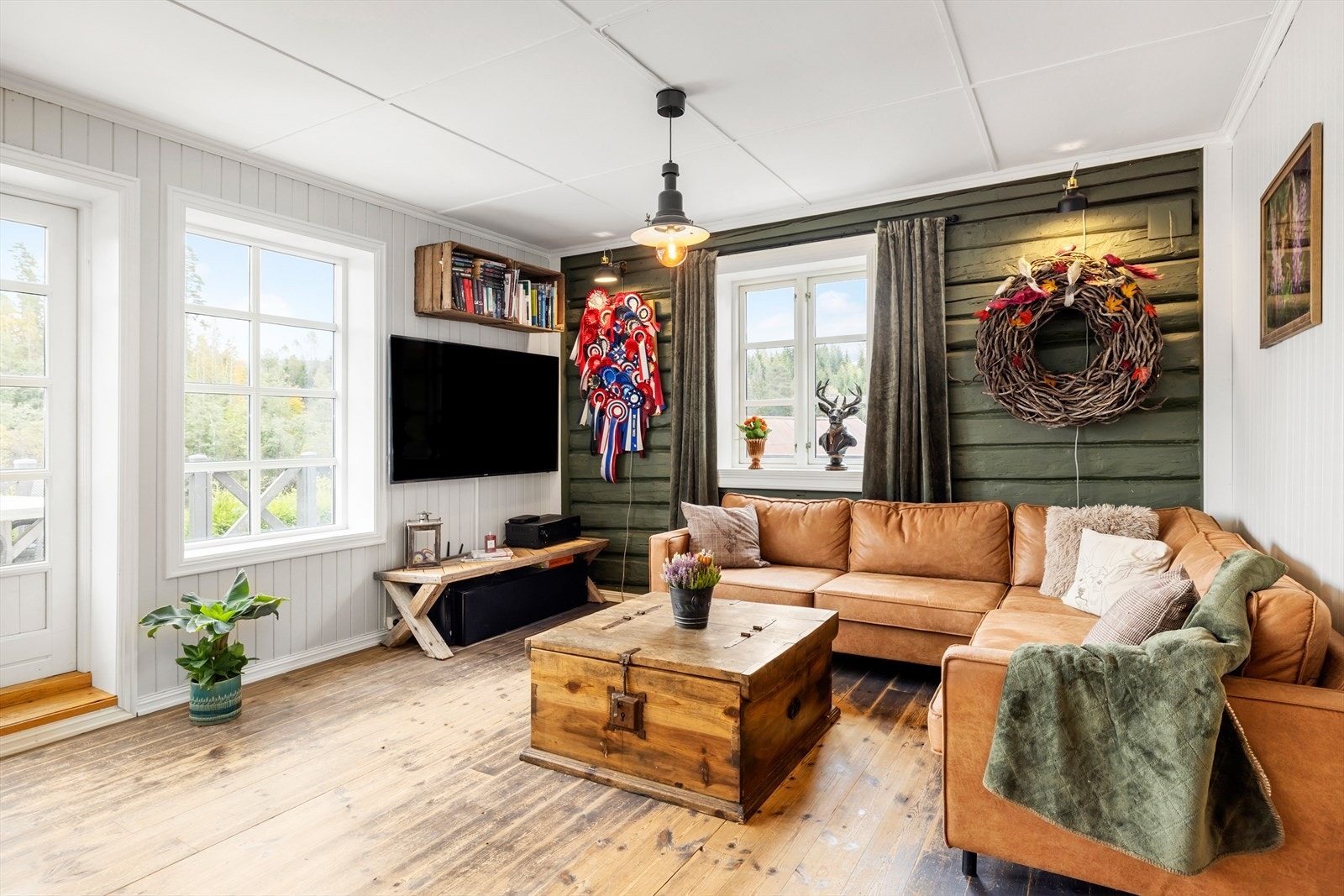 Det er brede vinduskarmer med plass til pynt og dekor. Galleribilde