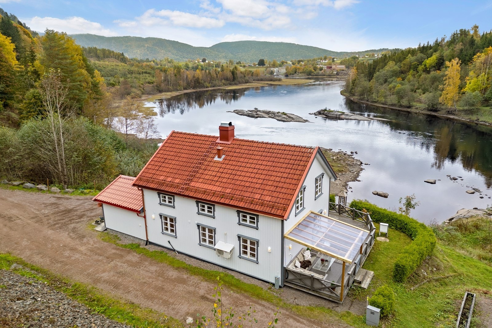 Deler av terrassen er overbygget som er perfekt utover høsten. Galleribilde