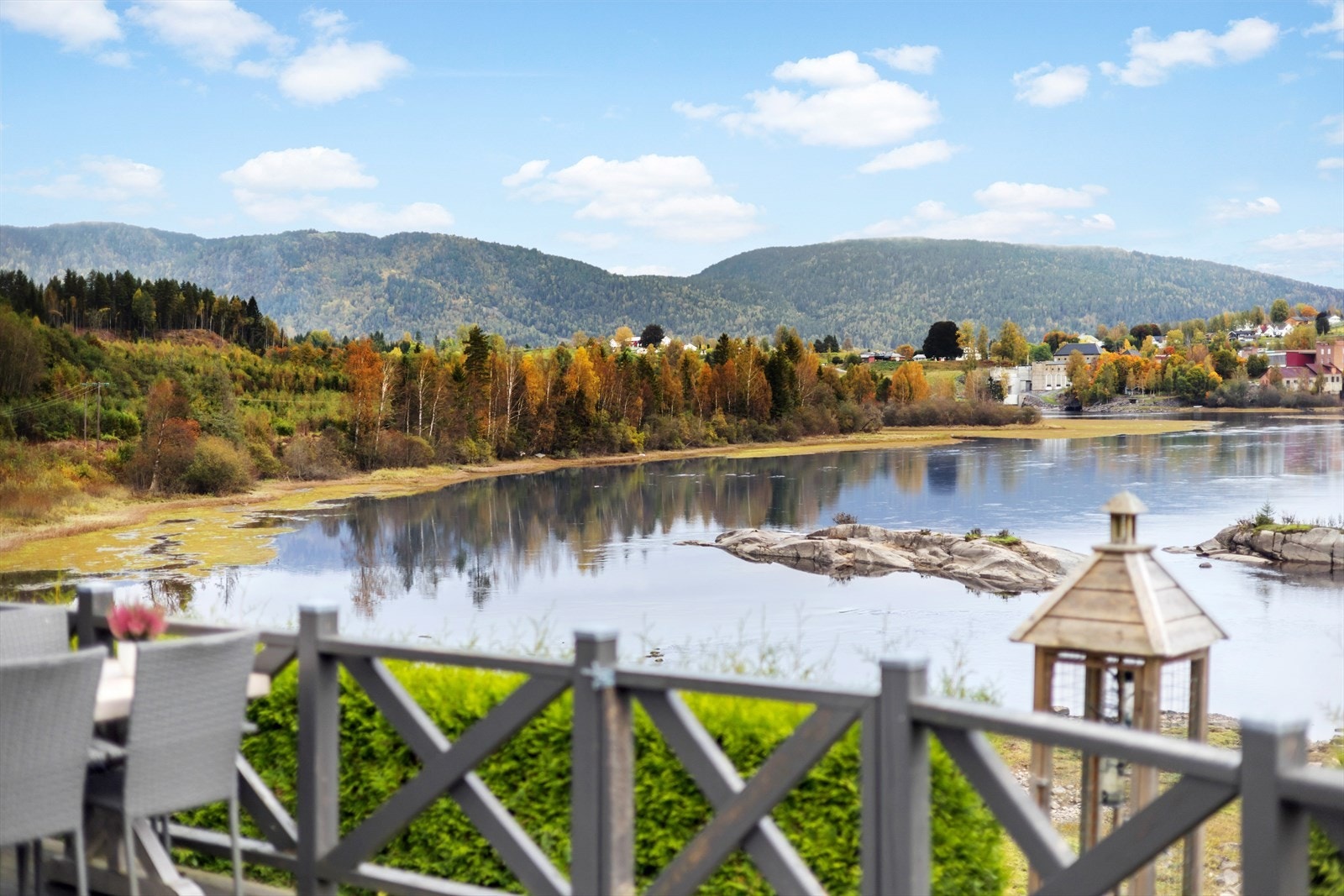 Her kan du nyte et godt måltid med slående vakker utsikt over elven. Galleribilde