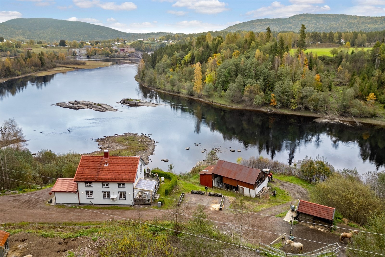 Velkommen til dette idylliske småbruket langs Numedalslågen. Galleribilde