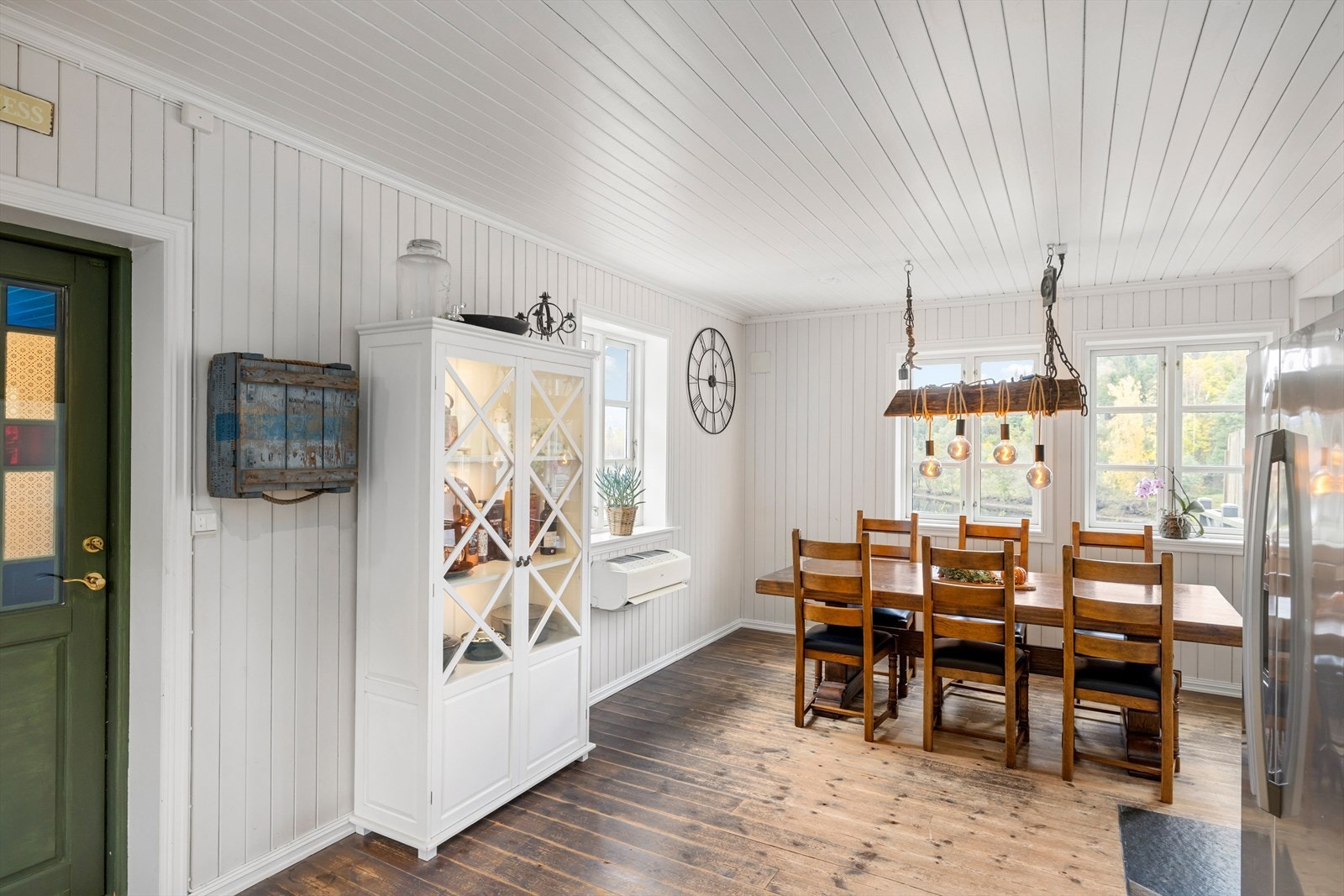 Boligen har naturlige soner med plass til gjester både i sofagruppen og rundt spisebordet. Galleribilde