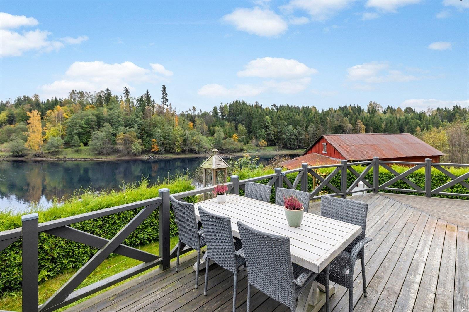 Her kan du nyte solrike dager og se laksen hoppe eller kanskje bever som svømmer forbi. Galleribilde