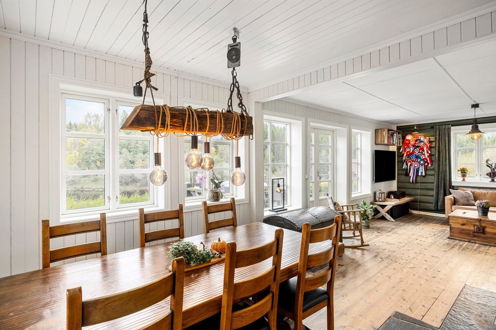 Det er store vindusflater som slipper inn rikelig med naturlig lys i boligen. Galleribilde