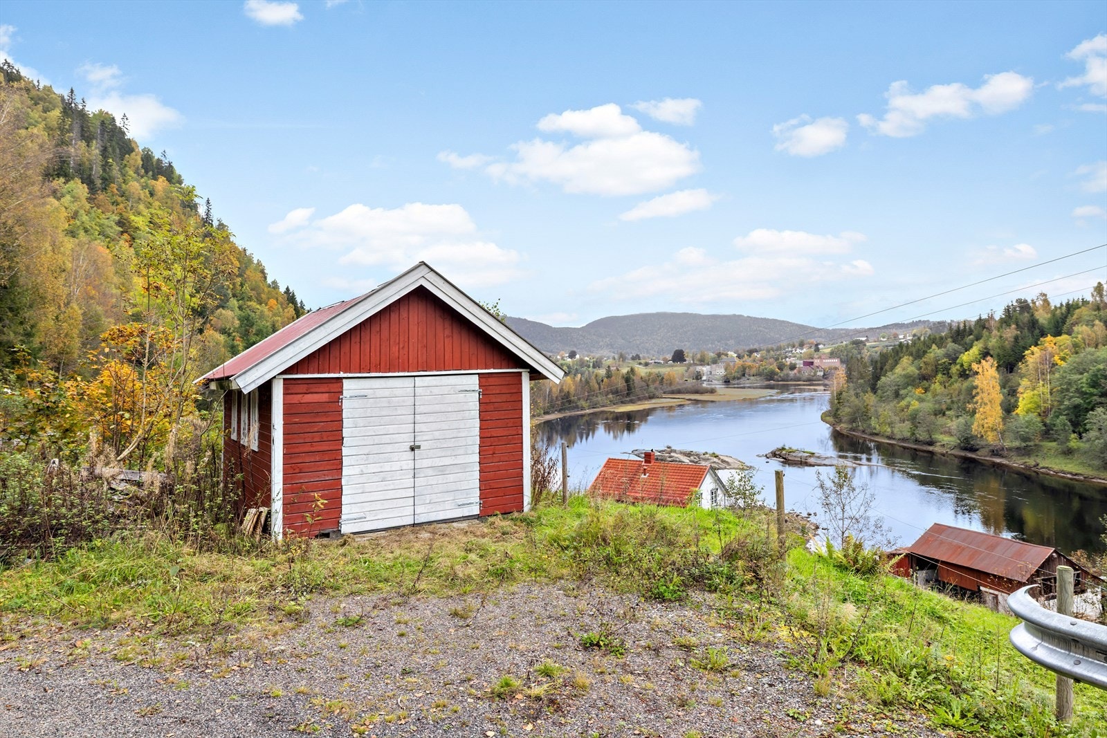 Her har du en eiendom med mange bygg. Galleribilde