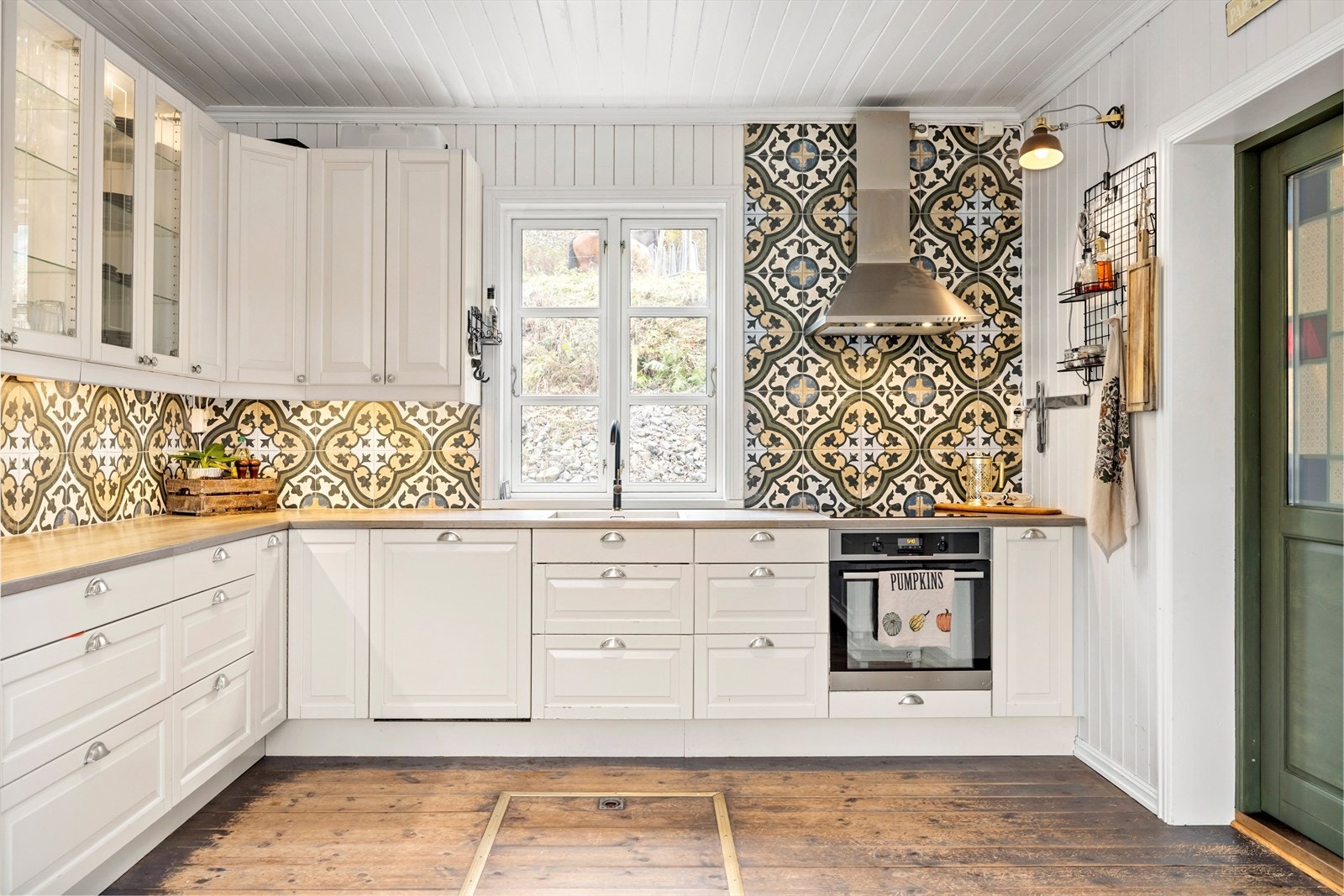 Stilrent og koselig kjøkken som har blitt oppusset de siste årene. Galleribilde