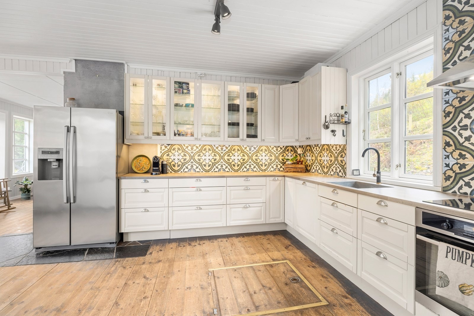 Det er godt med skap- og benkeplass på kjøkkenet for matlaging og oppbevaring. Galleribilde