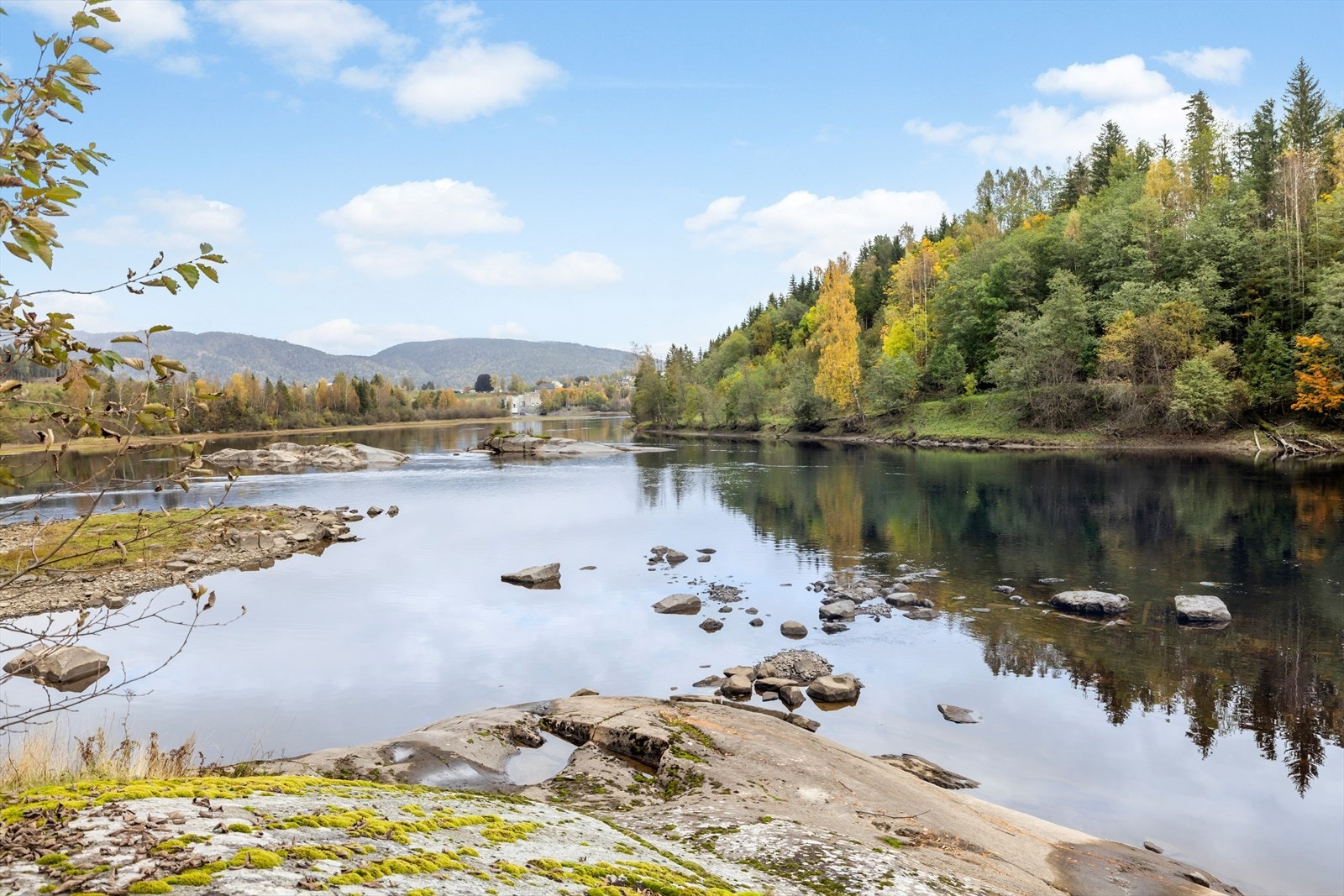 Usjenert beliggenhet, fiskerett i Lågen, samt stille og rolig. Galleribilde