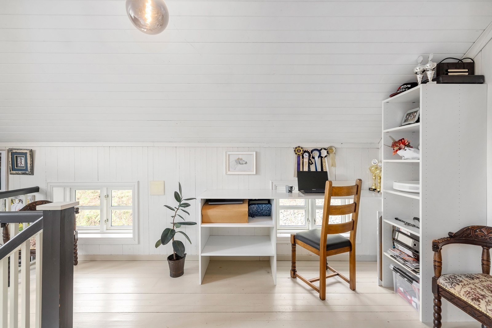 Oppe i etasjen over er det en bred gang hvor det i dag er montert en fast kontorløsning. Galleribilde