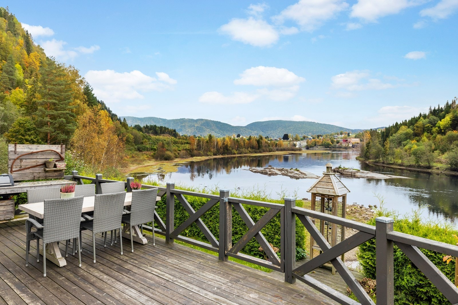 Det er montert et hyggelig utekjøkken som er perfekt på sommerdager. Galleribilde