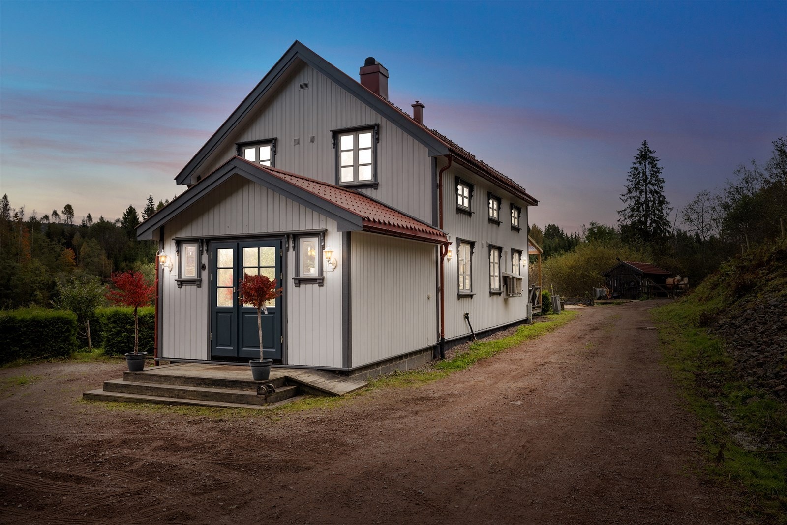 Når man kommer ned oppkjørselen er det godt med parkeringsplass og det har blitt montert el-bil lader. Galleribilde