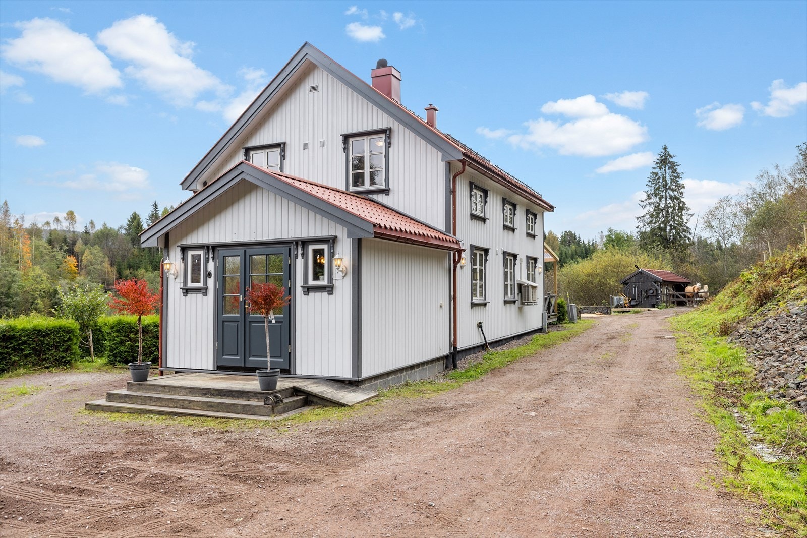 Inngangspartiet er koselig med platting foran døren. Galleribilde