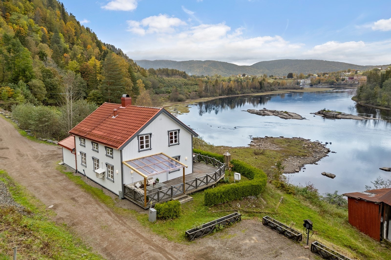Usjenert beliggenhet, fiskerett i Lågen, samt stille og rolig. Galleribilde
