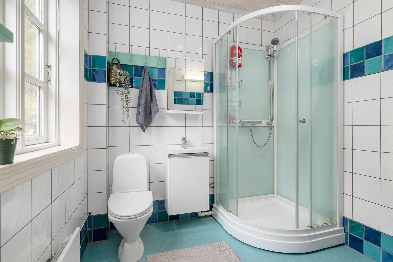 I 1. etg finner man også badet med dusjkabinett, opplegg for vaskemaskin, servantskap og toalett. Galleribilde