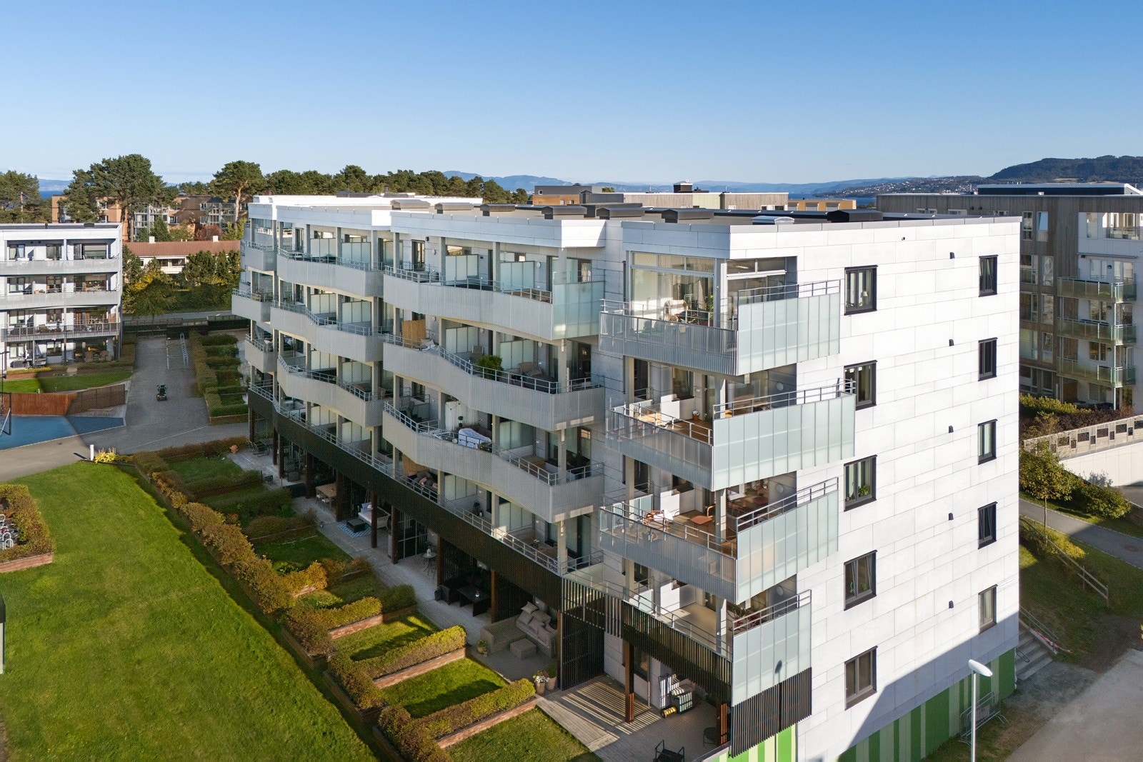 Lade er ansett som et svært attraktivt boligområde da det ligger like utenfor sentrumskjernen, hvor det allikevel er gangavstand til alt man har behov for i det daglige. Galleribilde