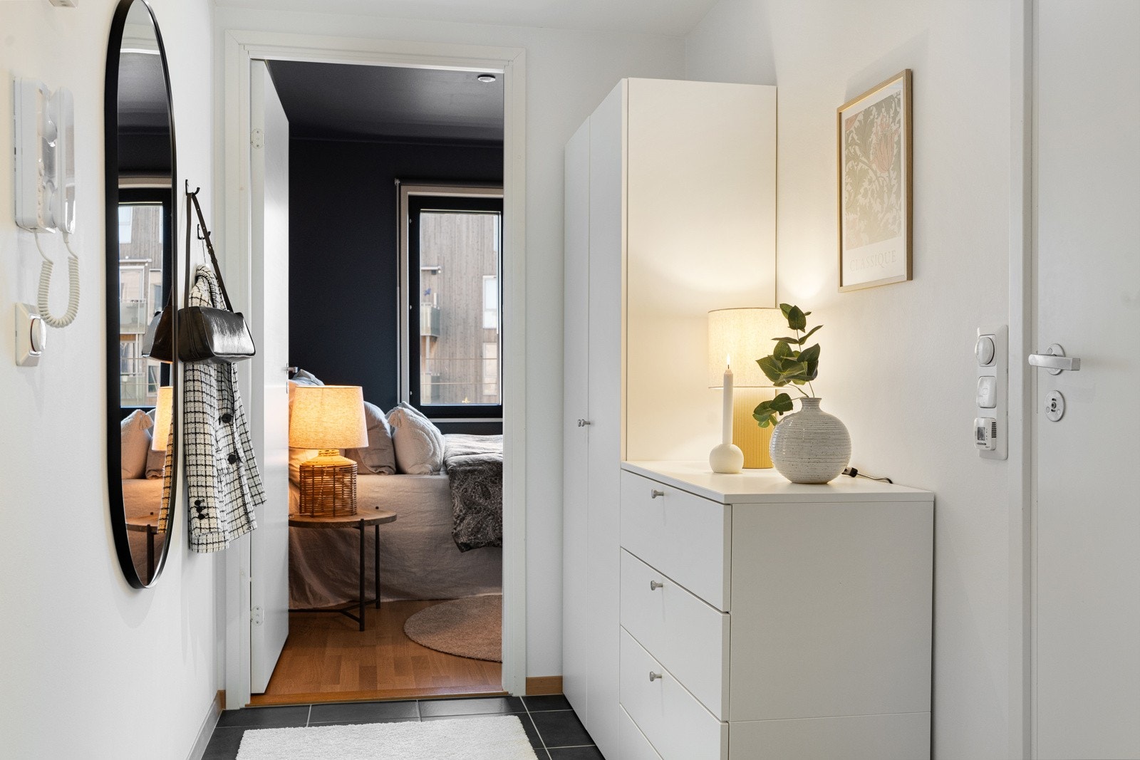 Fra entréen har man umiddelbar tilgang til badet, før den videre leder til enten soverommet eller ut til stuen. Galleribilde