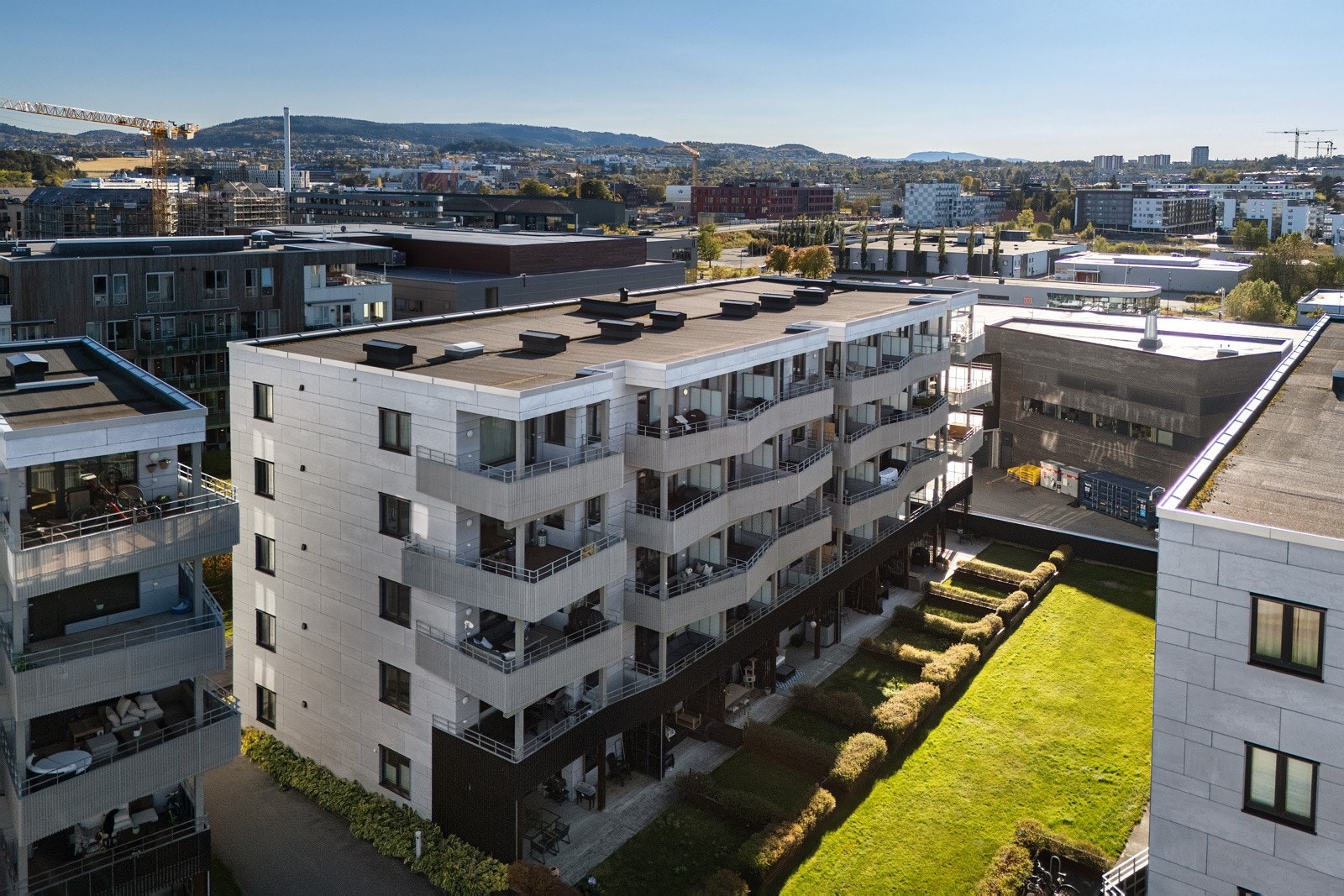 Fra leiligheten er det umiddelbar nærhet til fjorden, skole og barnehager, store grøntområder, et upåklagelig utvalg av butikker og servicefunksjoner, flere treningssentre, et godt kollektivtilbud og byens botaniske hage. Galleribilde