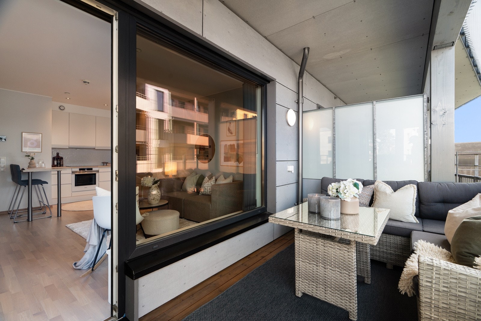 Fra stuen har man utgang til en større balkong på ca. 10 kvm med utsyn til hyggelige fellesområder. Størrelsen gir god plass til å innrede med utemøblement og grill. Galleribilde