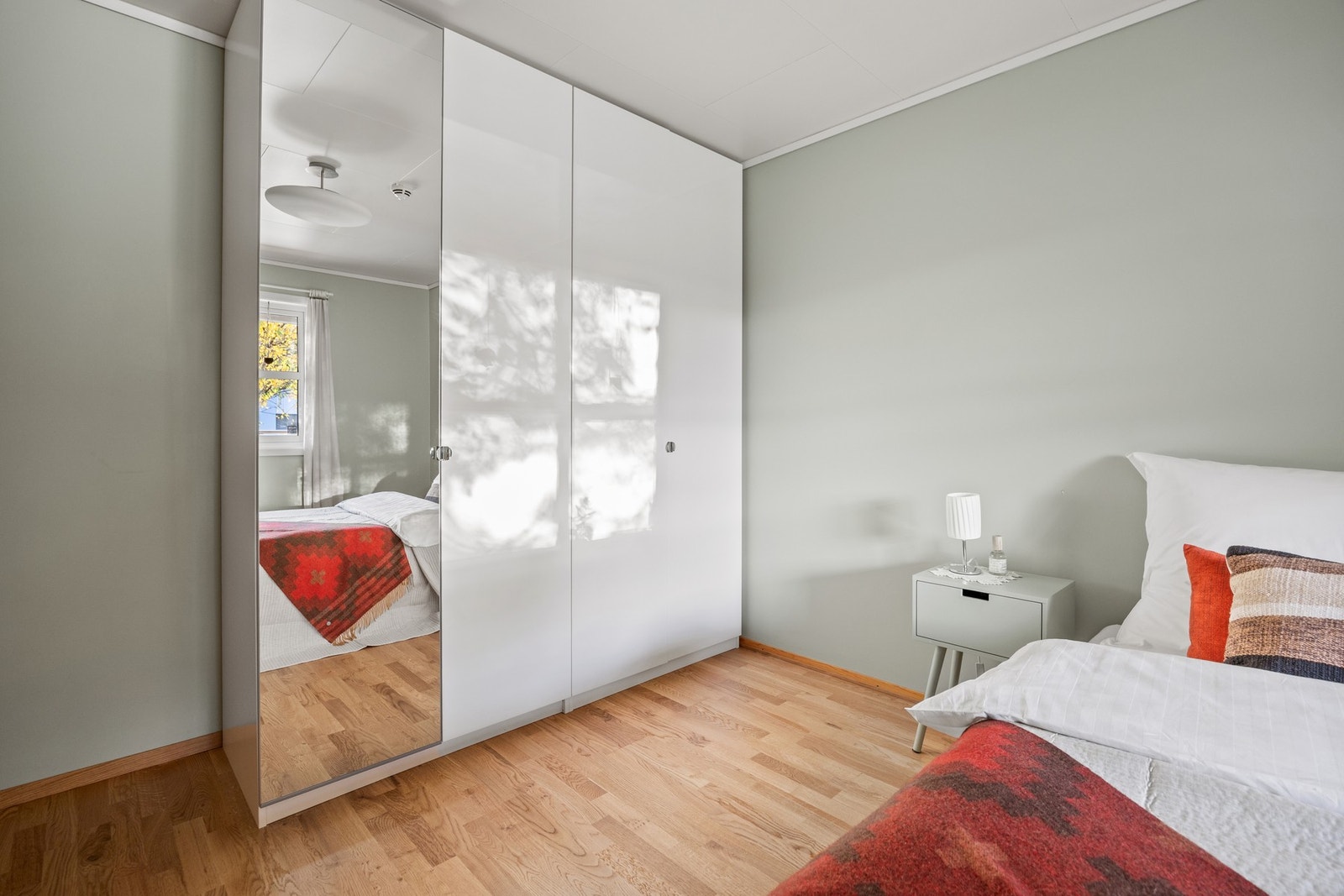 God plass til garderobeløsning på soverommet Galleribilde