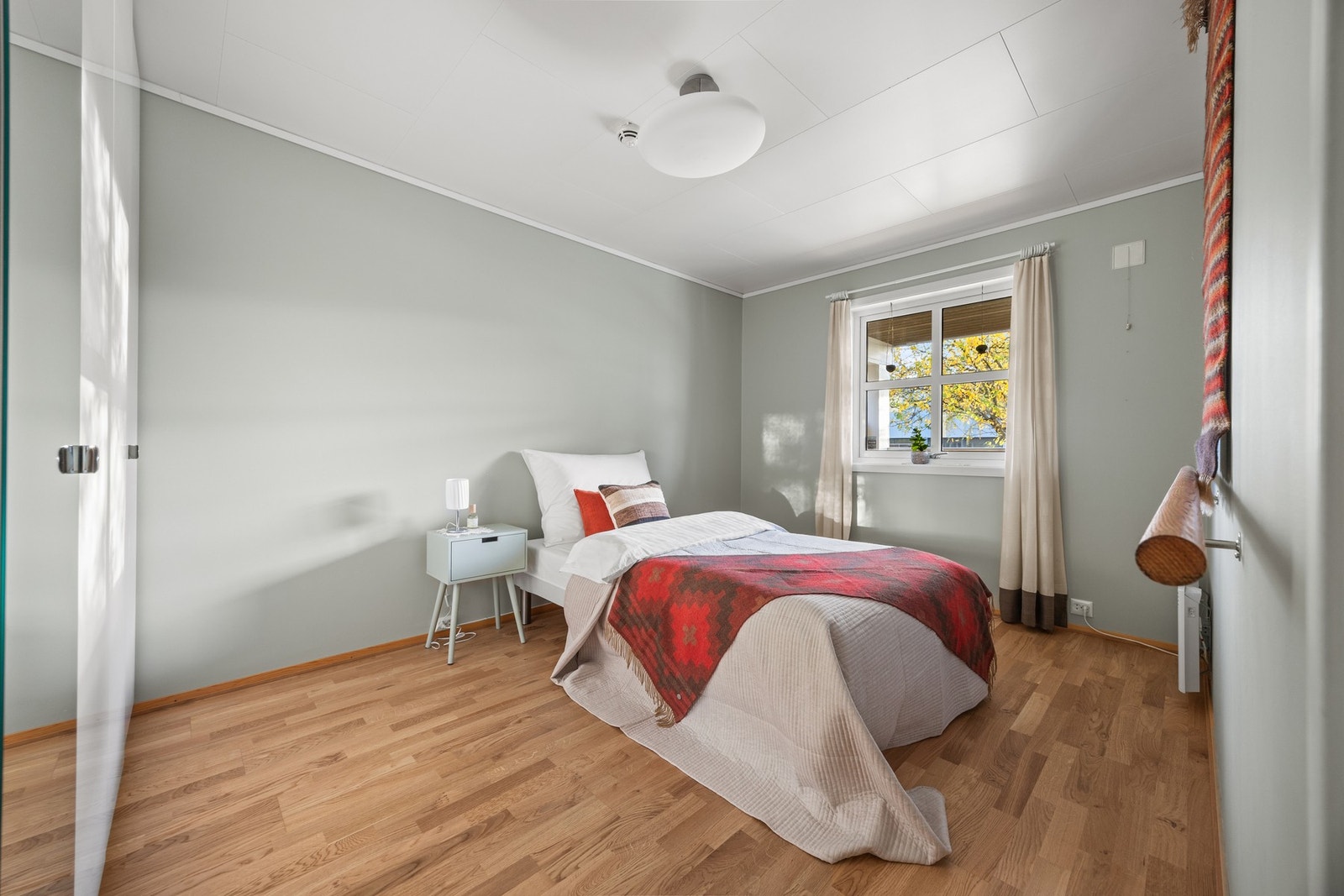 Soverom - 12,4 kvm. Lagt nytt gulv på alle tre soverommene i 2021. Galleribilde