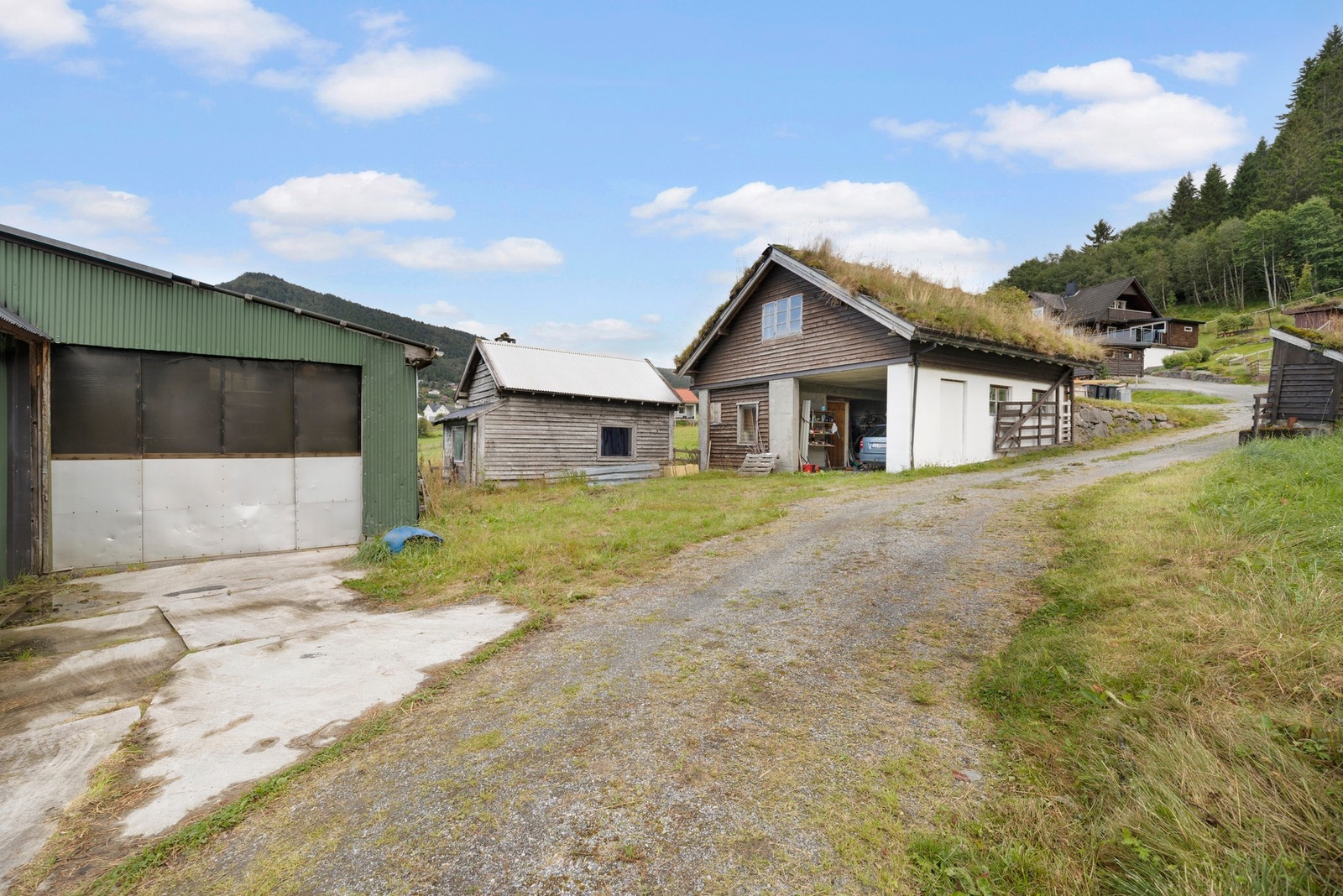 Garasjen har et samlet areal på 88 kvm. Garasjen har betongplate som gulv og etasjeskille mot loft i betong. 1.etasje består av garasjerom og bod, og loftsetasjen inneholder hobbyrom. Det vil være påregnelig med oppgraderinger og vedlikehold av bygget. Galleribilde