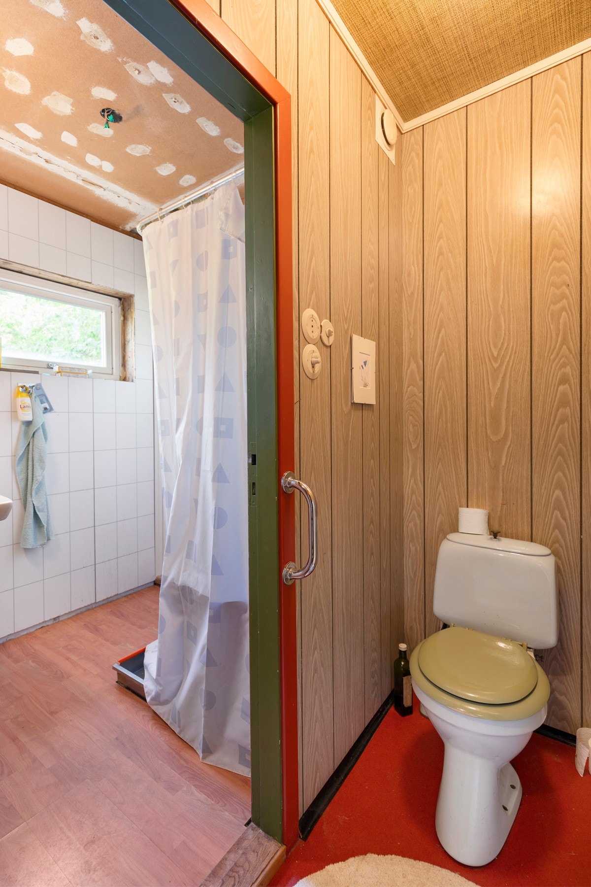 Bad og wc-rom i 1.etasje. Galleribilde