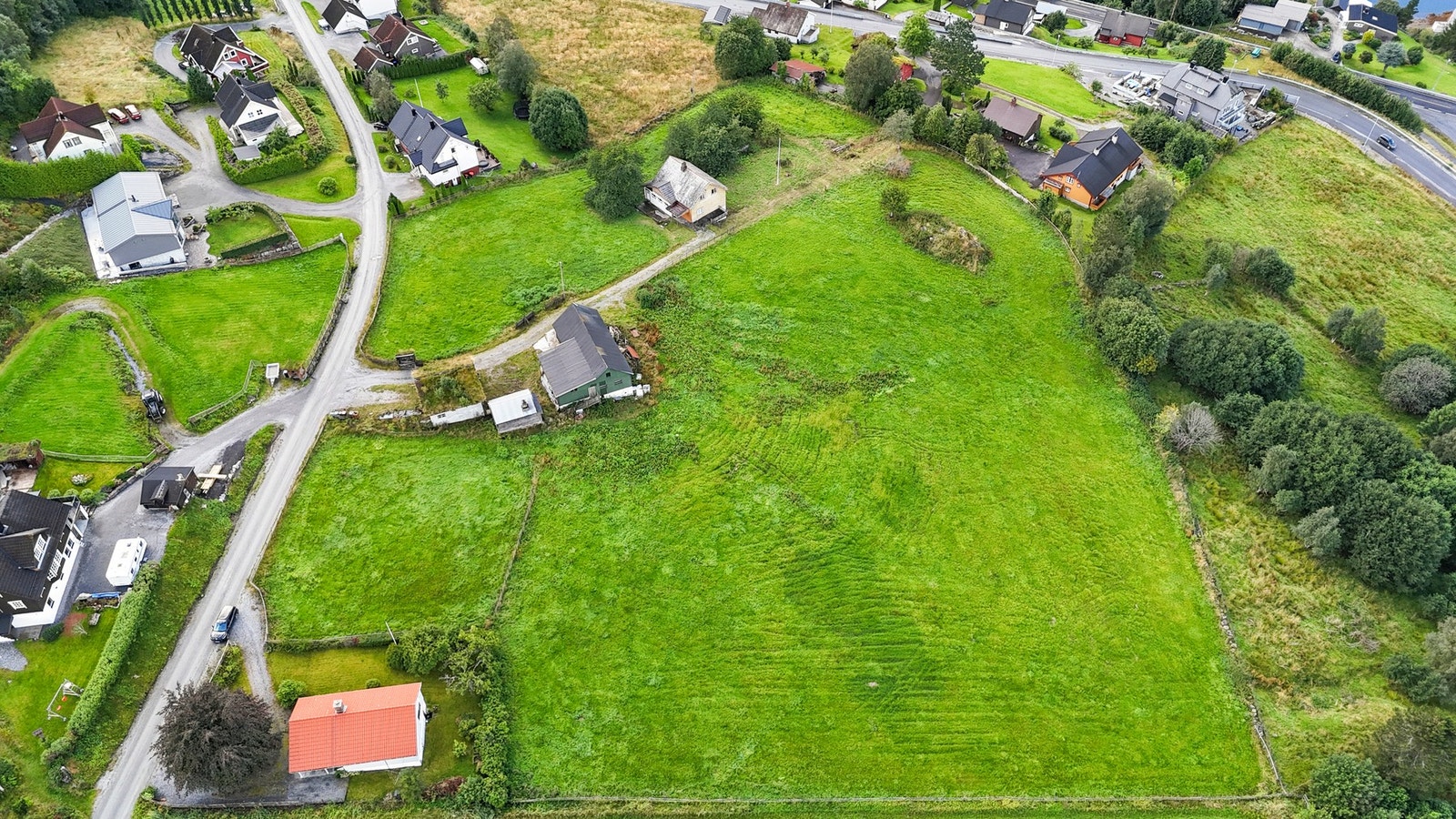 Eiendommen har et tomteareal på 59 dekar hvor 13,9 dekar er fulldyrket jord. Galleribilde