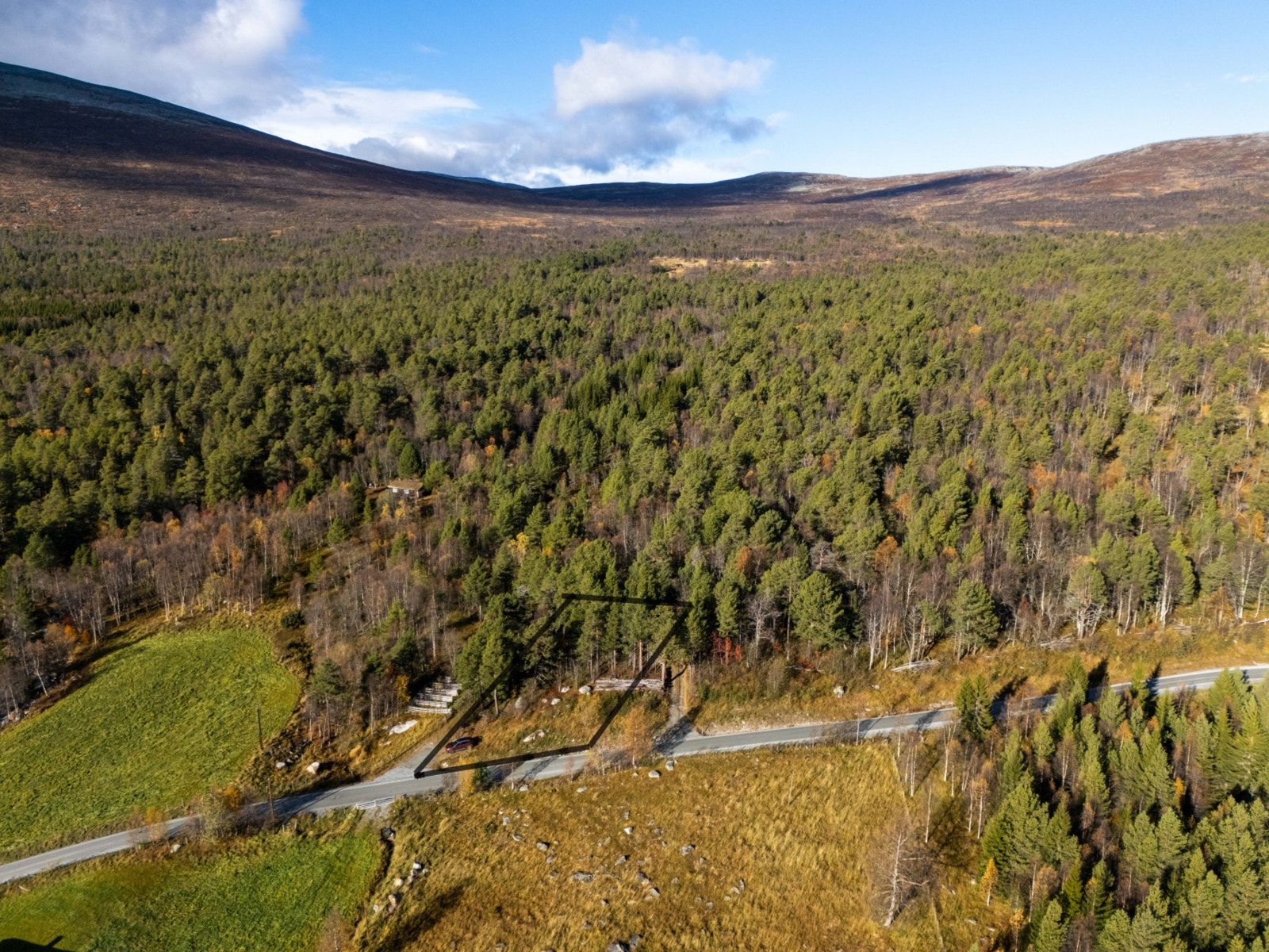 Her ligger man helt fritt uten regulerte tomter rundt seg. Tomta er regulert til fritidsformål, men vil også kunne være aktuell for den som ønsker å omregulere til fastbolig. Galleribilde