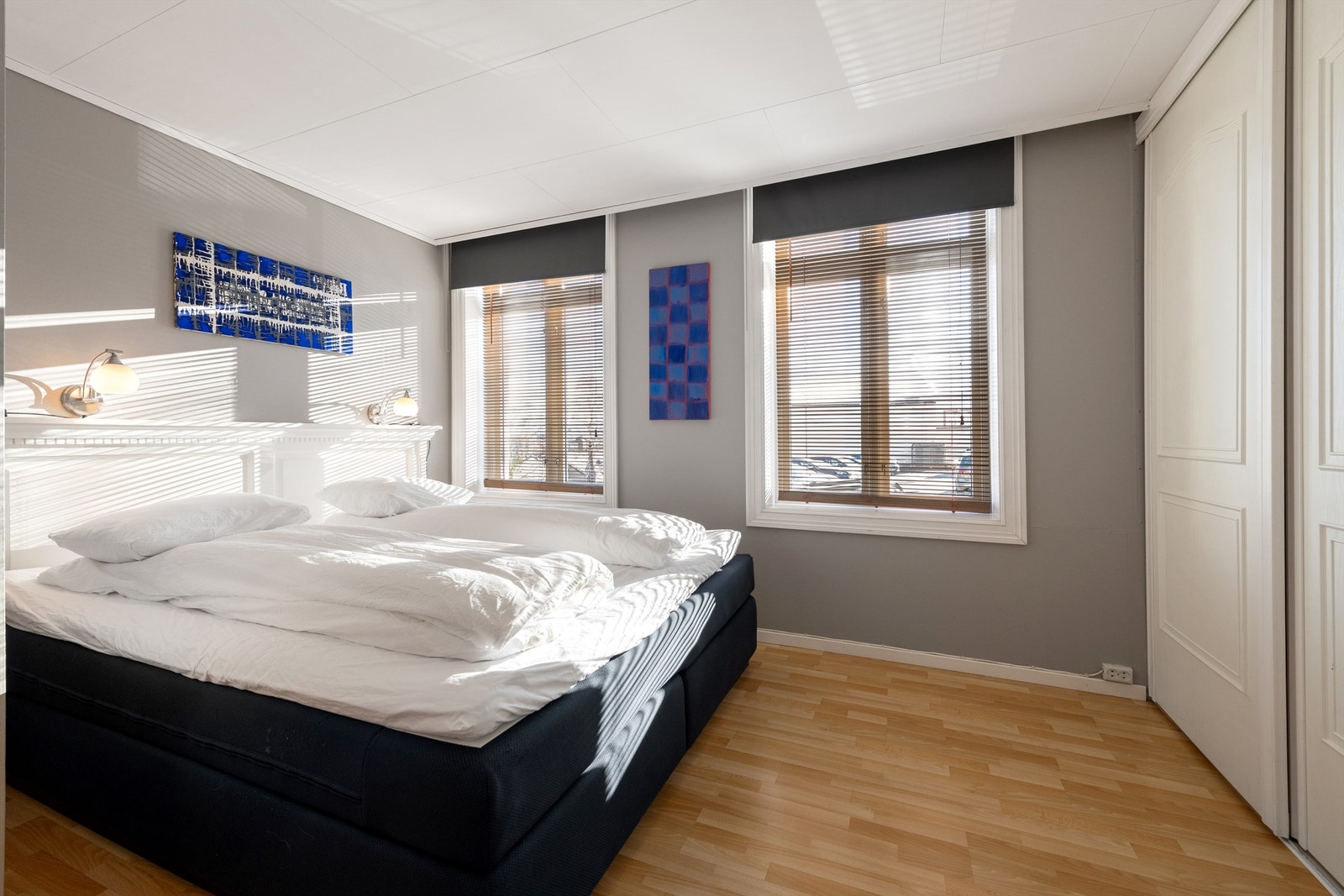 Stort og romslig soverom med flott utsikt Galleribilde