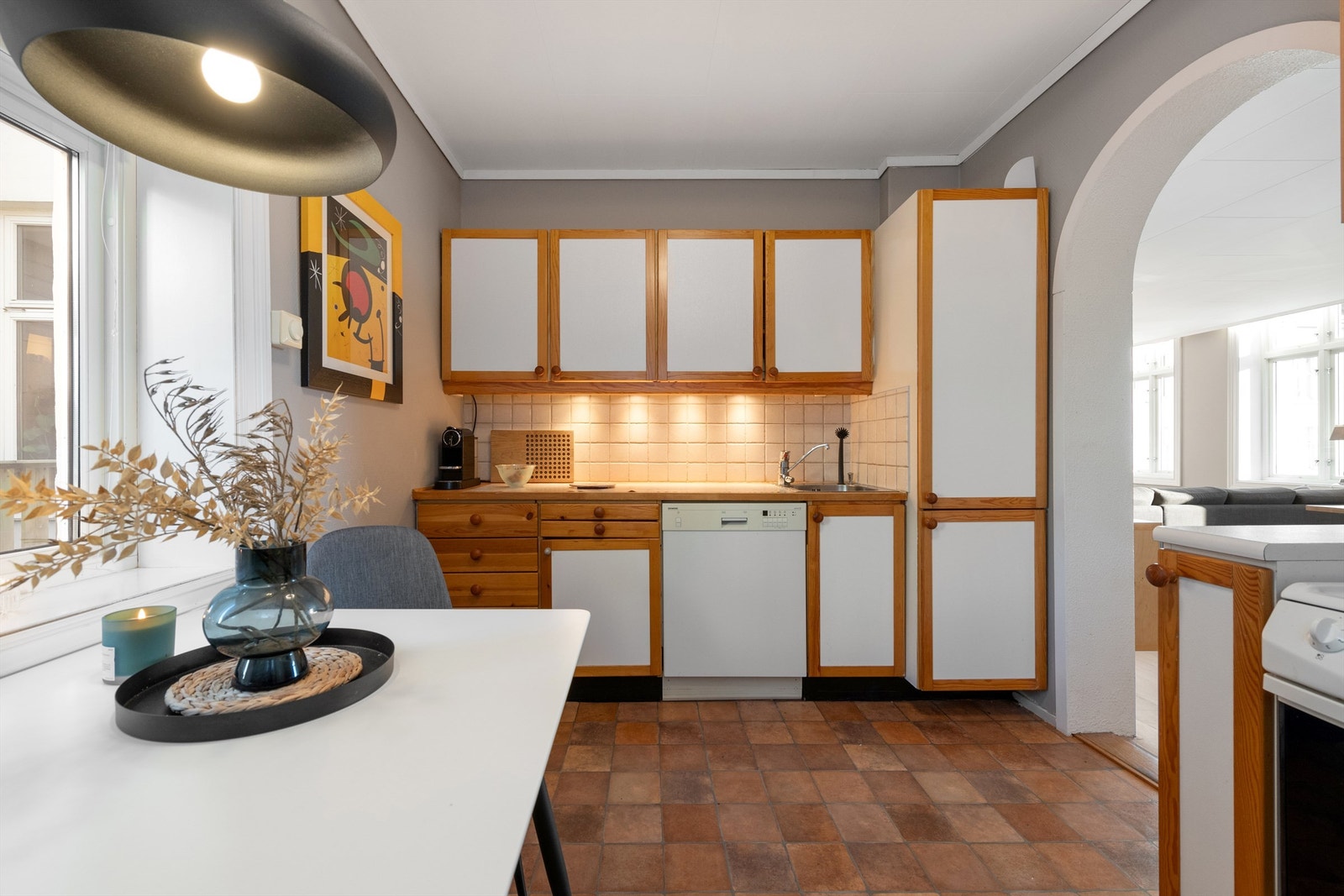 Kjøkkeninnredning med profilerte fronter og benkeplate av tre Galleribilde